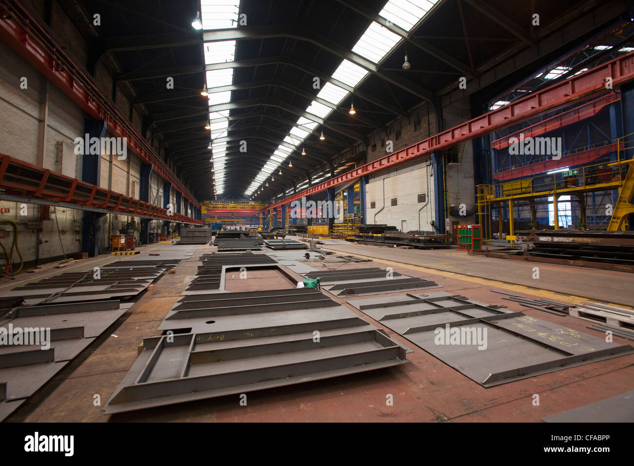 Le parti in acciaio in magazzino al cantiere navale Foto Stock