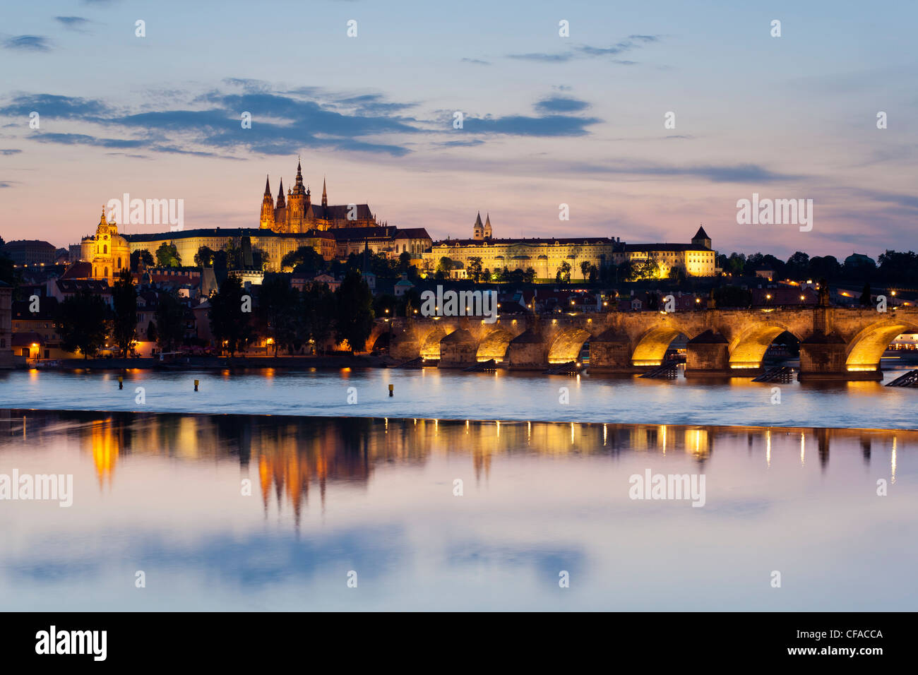 Cattedrale di San Vito, il Ponte Carlo e il quartiere del Castello illuminata di notte, Praga, Repubblica Ceca Foto Stock