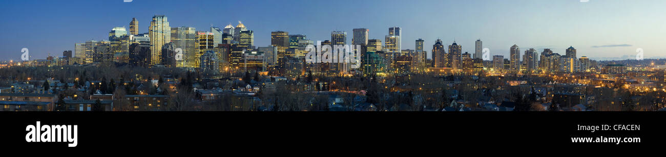 Vista panoramica sullo skyline di Calgary al tramonto dal Riley Park Viewpoint in inverno, Calgary, Alberta, Canada. Foto Stock