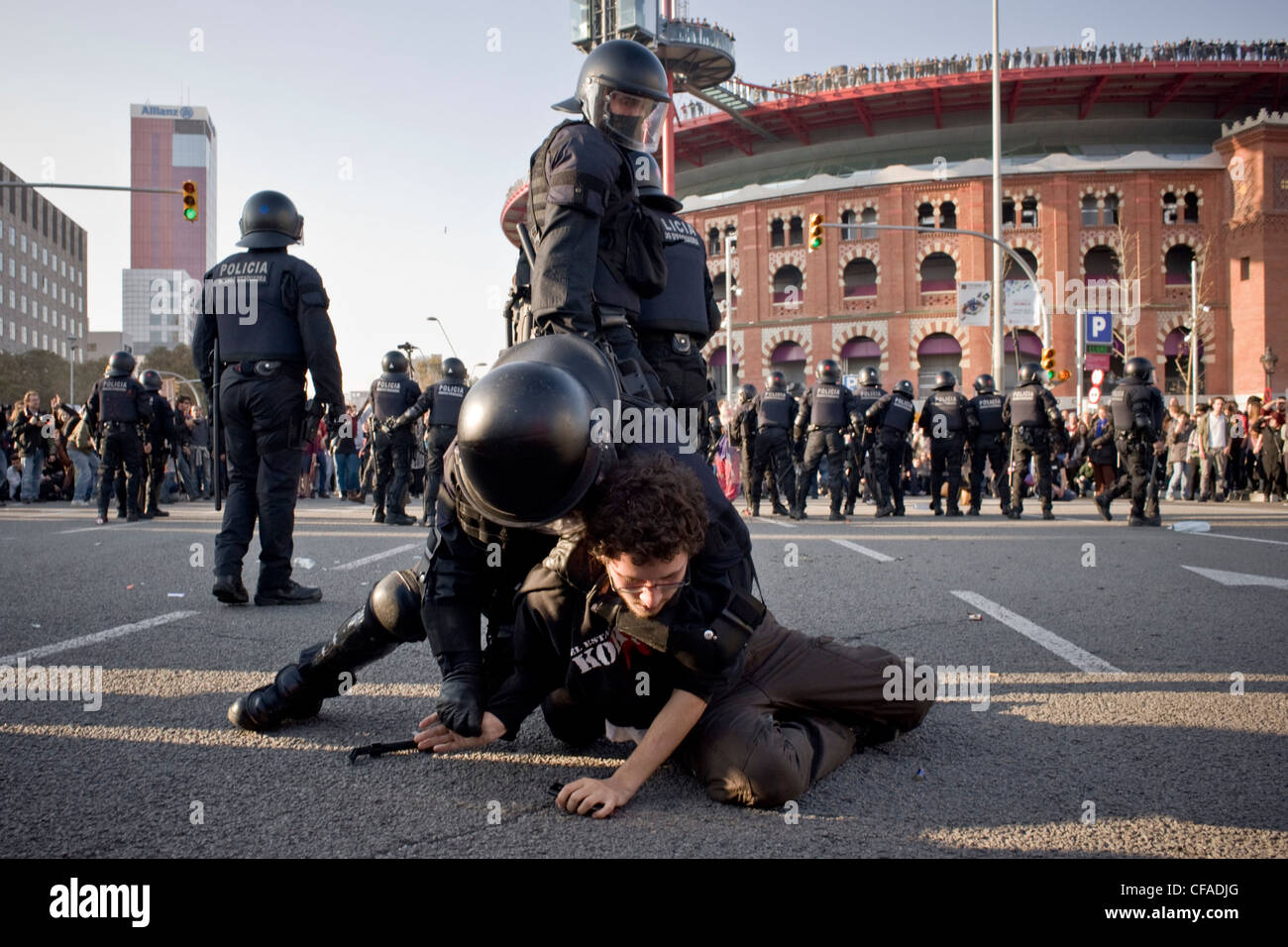 Arresto di un dimostratore dalla polizia durante le perturbazioni prodotte nelle vicinanze del Mobile World Congress di Barcellona. Foto Stock