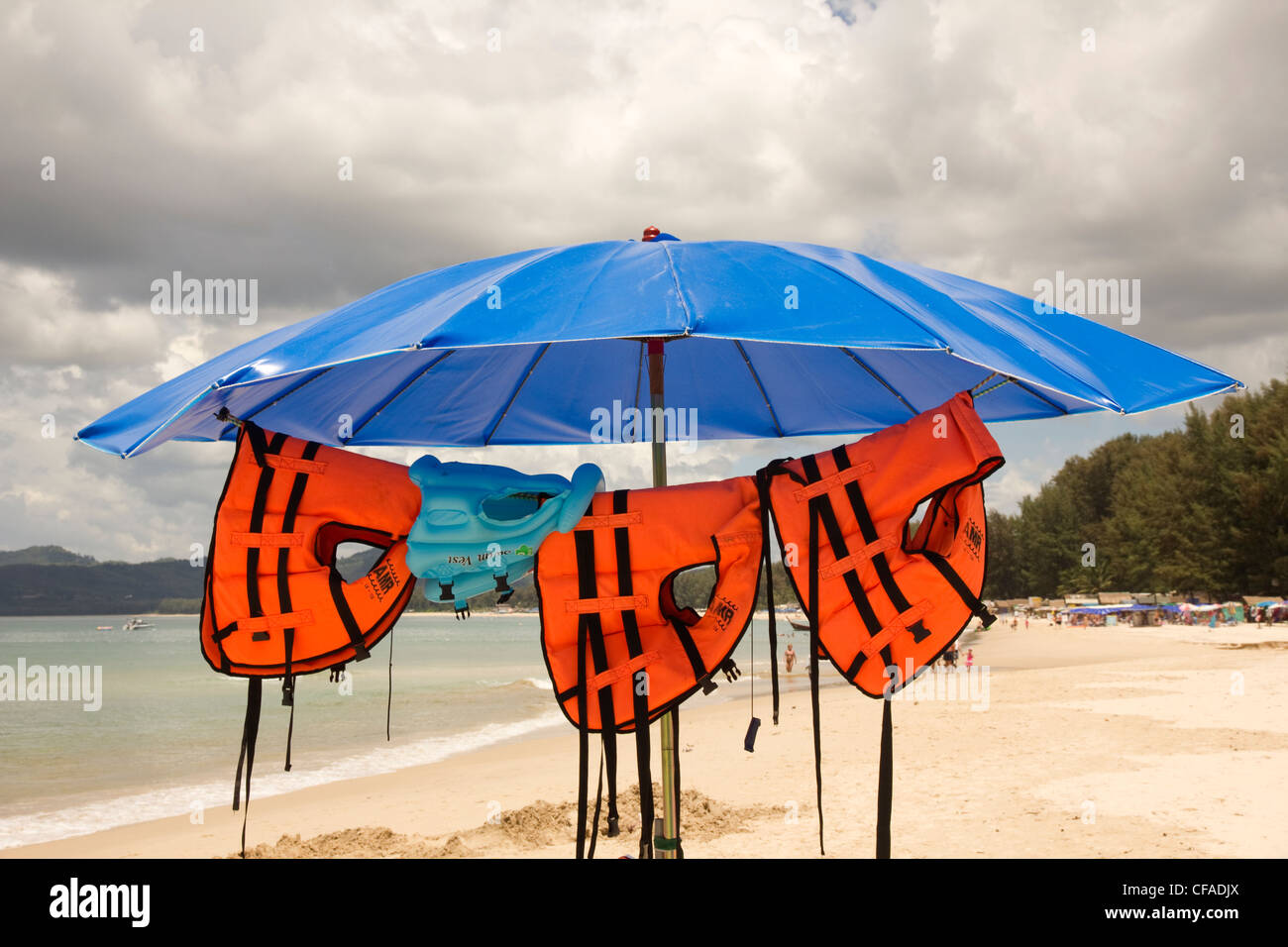 Giubbotti di salvataggio appesa sotto un ombrello per la protezione solare Foto Stock