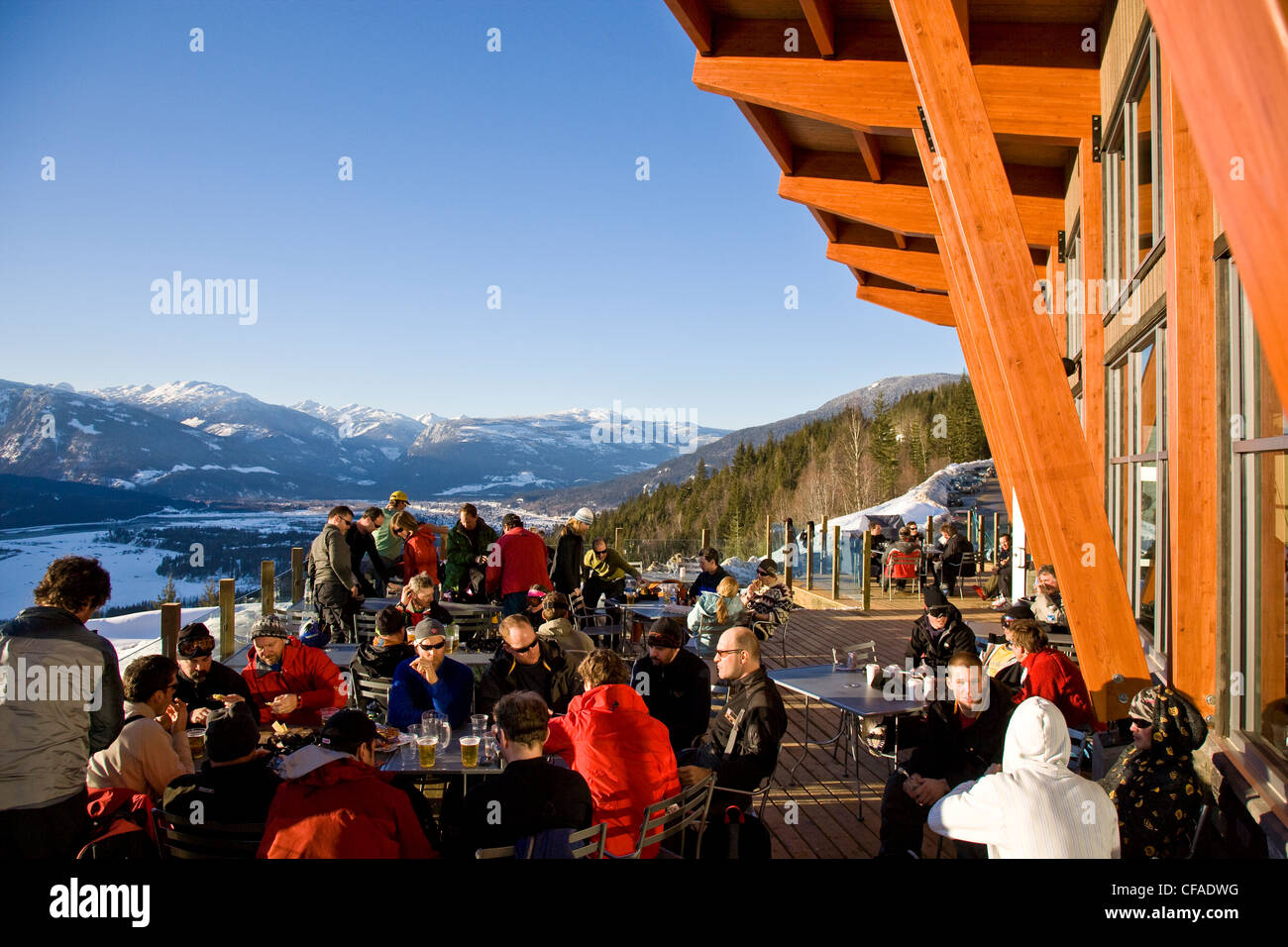 Gli sciatori godere apres-ski a Revelstoke Mountain Resort, BC, Canada. (Nessuna release) Foto Stock