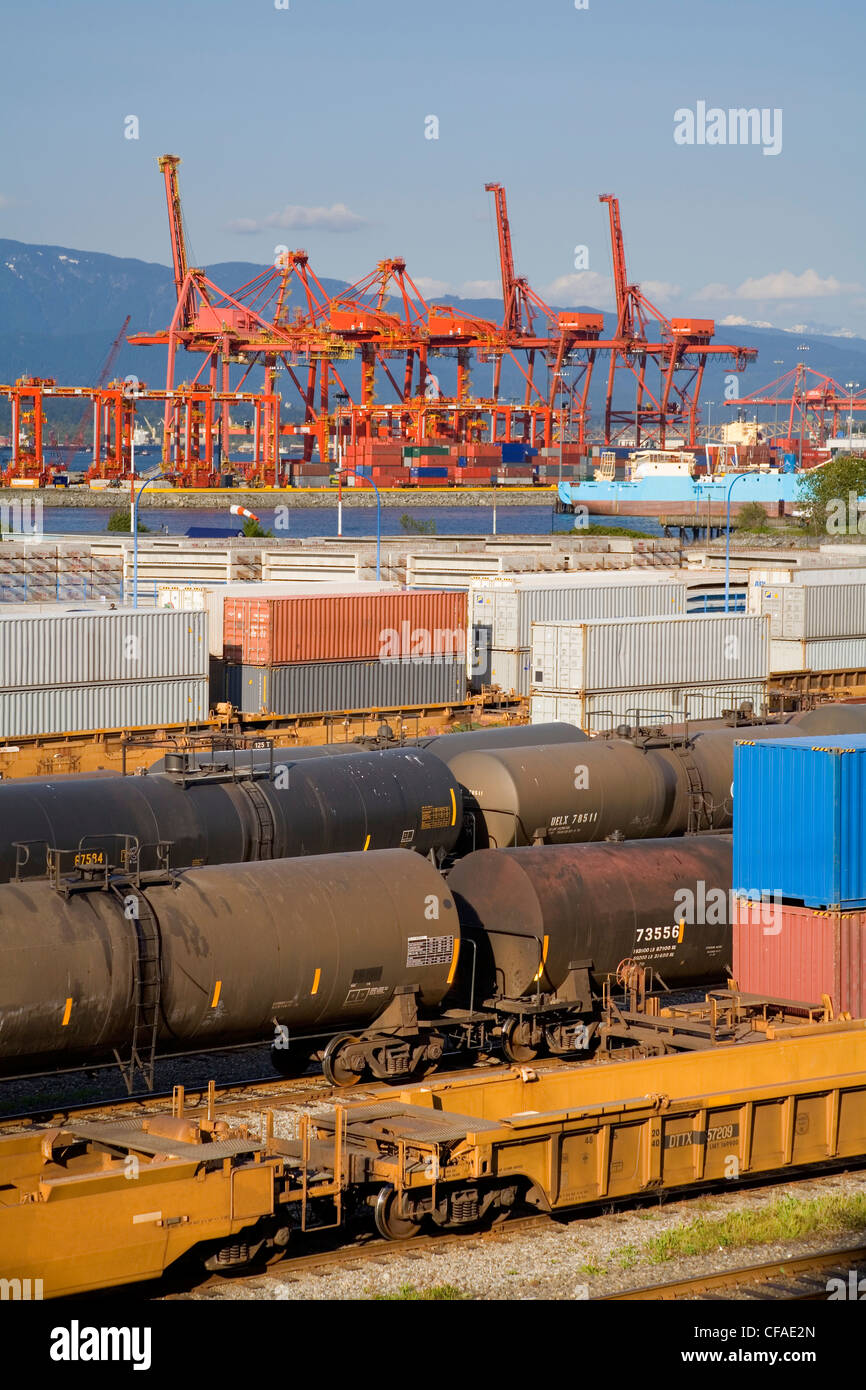 Waterfront treno cantiere e contenitore porta, il porto di Vancouver, Vancouver, British Columbia, Canada. Foto Stock