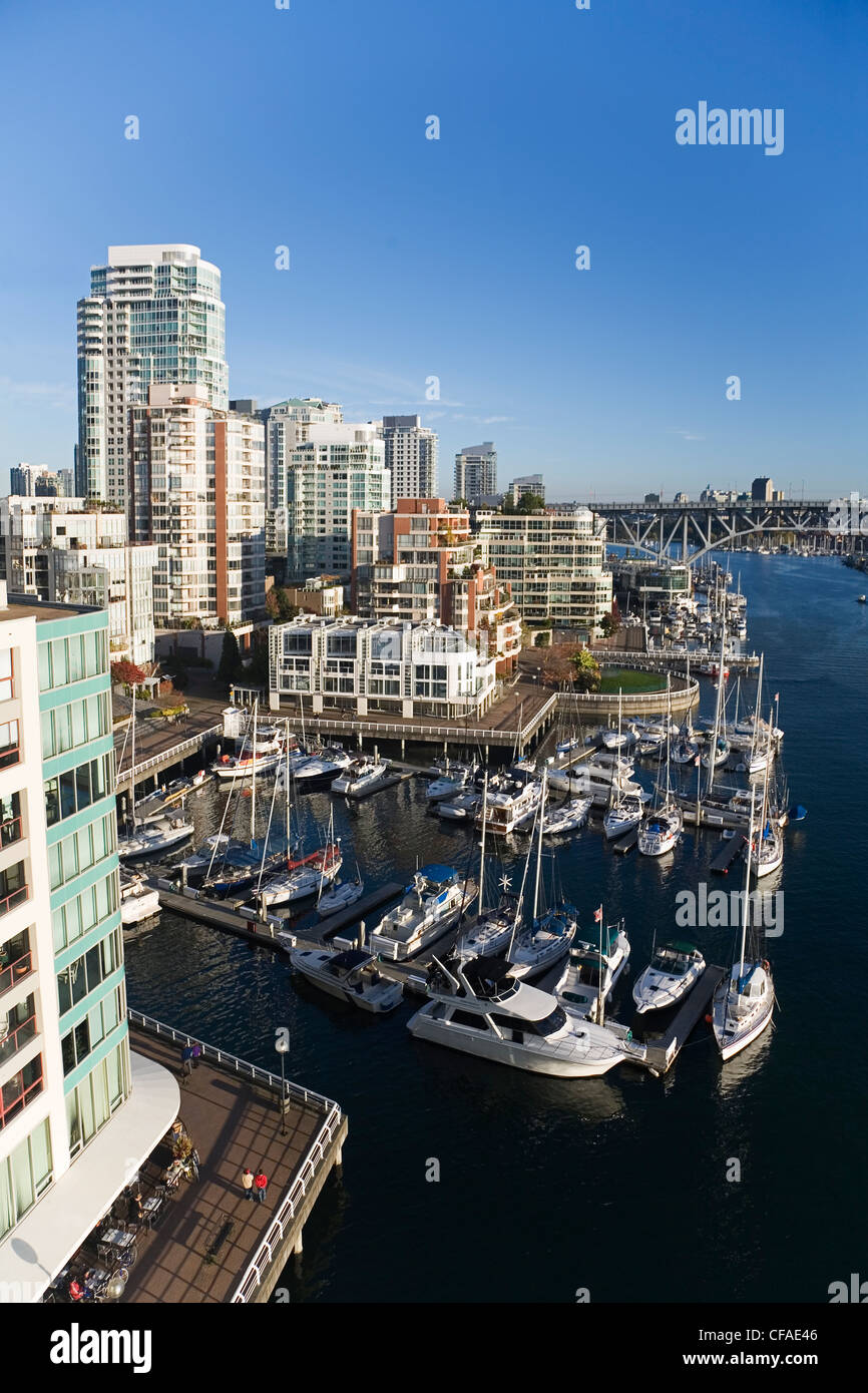 Porti turistici in False Creek e il centro cittadino di condomini dal ponte Burrard, Vancouver, British Columbia, Canada. Foto Stock