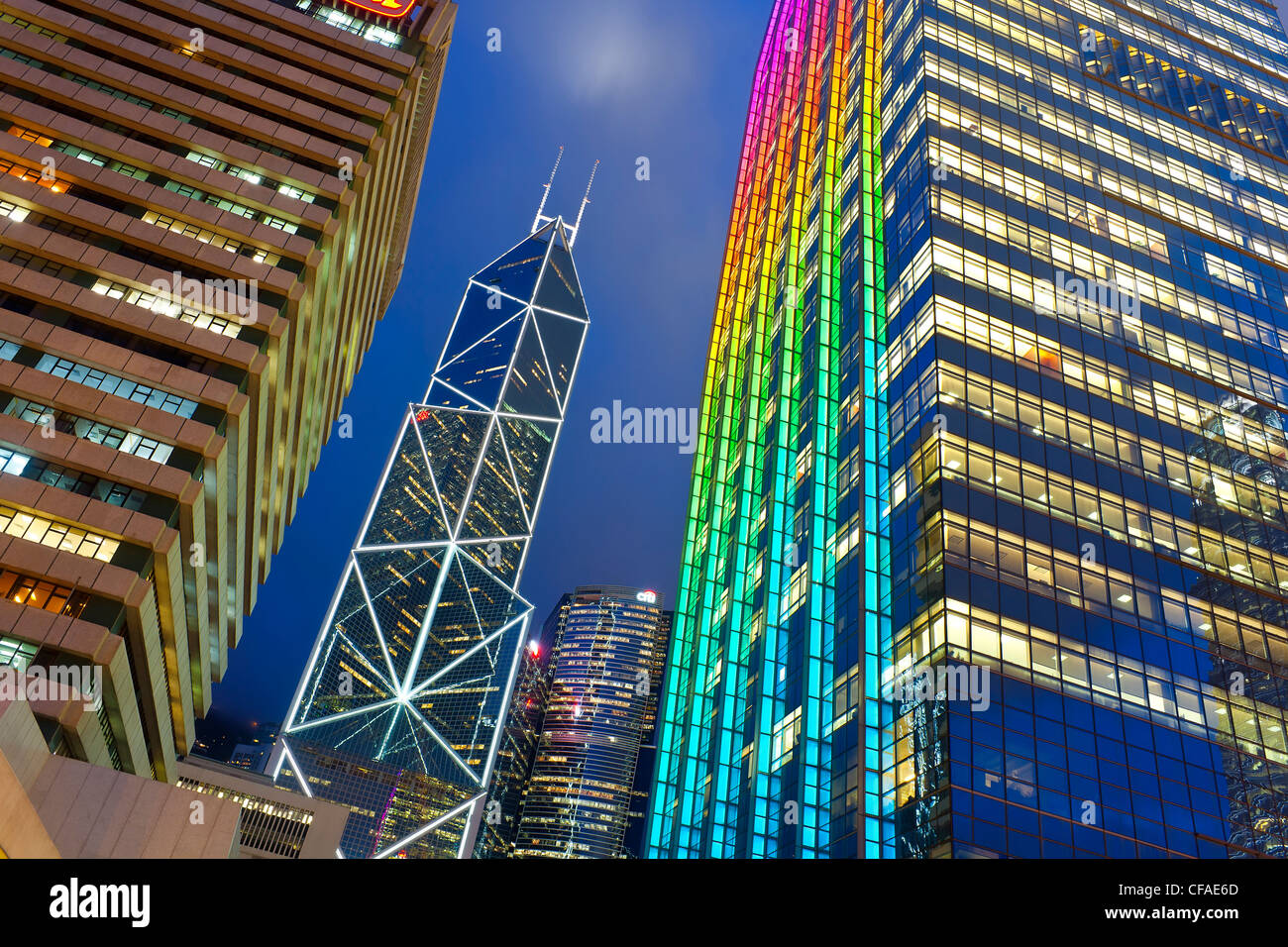 Skyline di Hong Kong al crepuscolo, centrale degli affari e il quartiere finanziario, la Bank of China building, Isola di Hong Kong, Cina Foto Stock