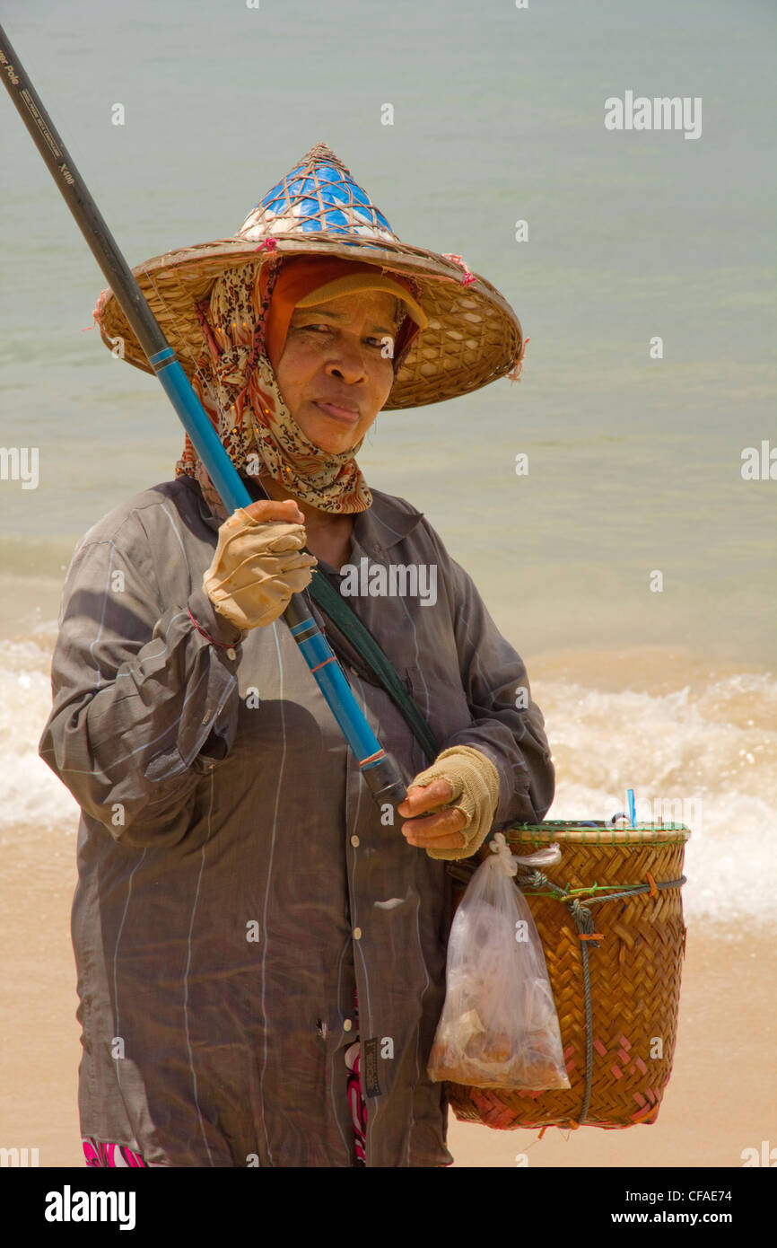 Donna tailandese con pole per la pesca Foto Stock