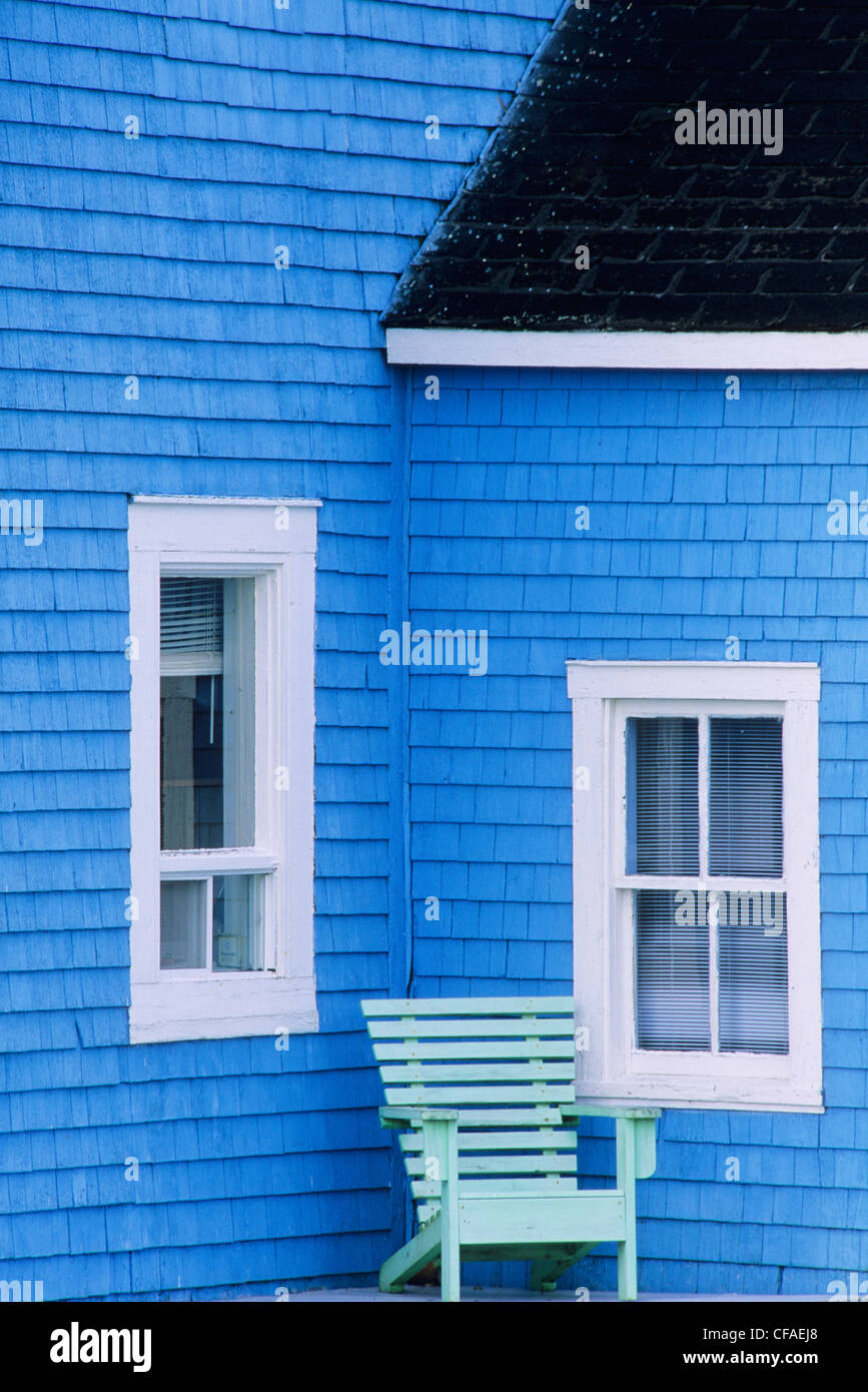 Blue House e sedia, Gaspé Penisola, Québec, Canada. Foto Stock