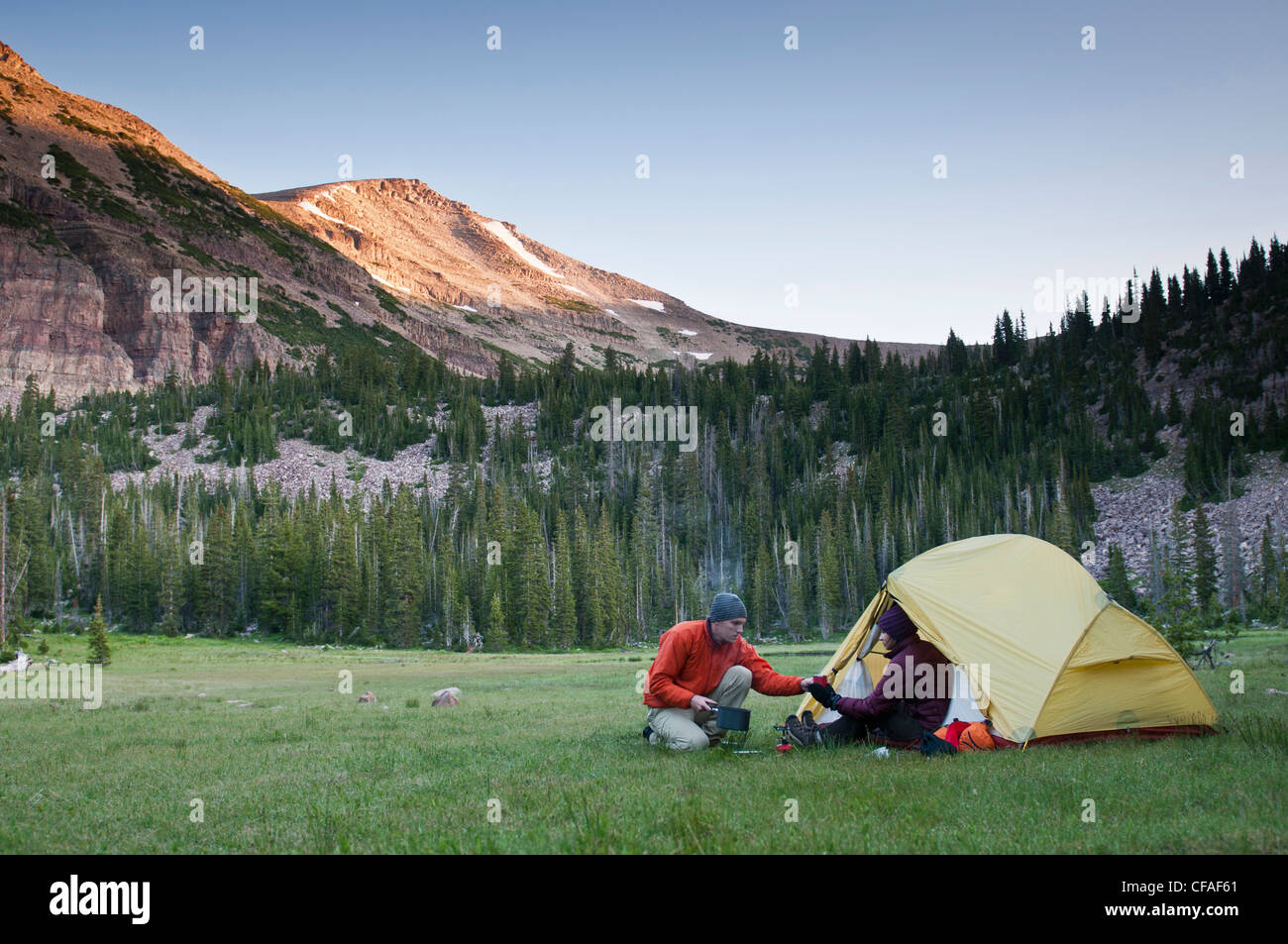 Gli escursionisti camping nel paesaggio rurale Foto Stock