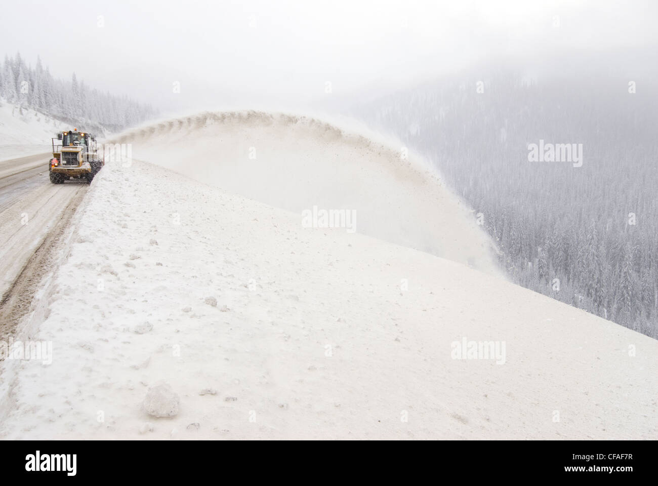 Autostrada equipaggio di manutenzione cancella strada neve di grandi dimensioni Foto Stock