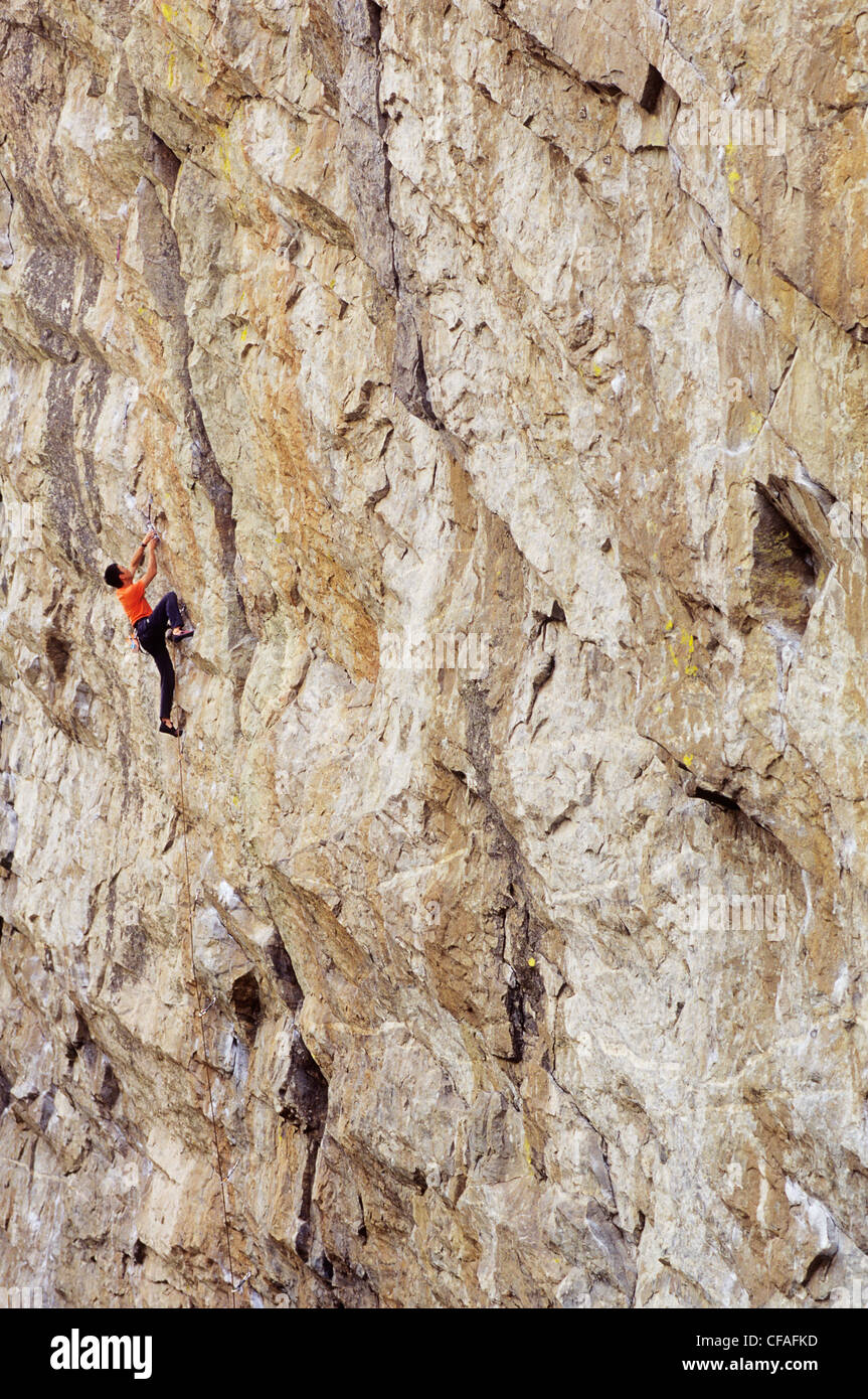 Arrampicata uomo salvezza, al medico la parete. Skaha Bluffs. Penticton, British Columbia, Canada. Foto Stock