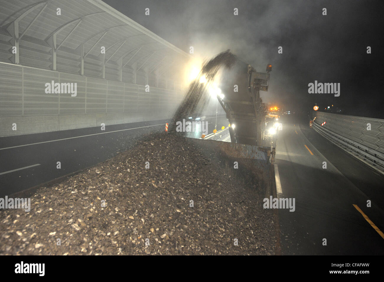 La Svizzera, Europa, Ticino, Costruzione, costruzione di strade, autostrade, carrello, road, rifacimento, rivestire, notte, nastro trasportatore, Mil Foto Stock