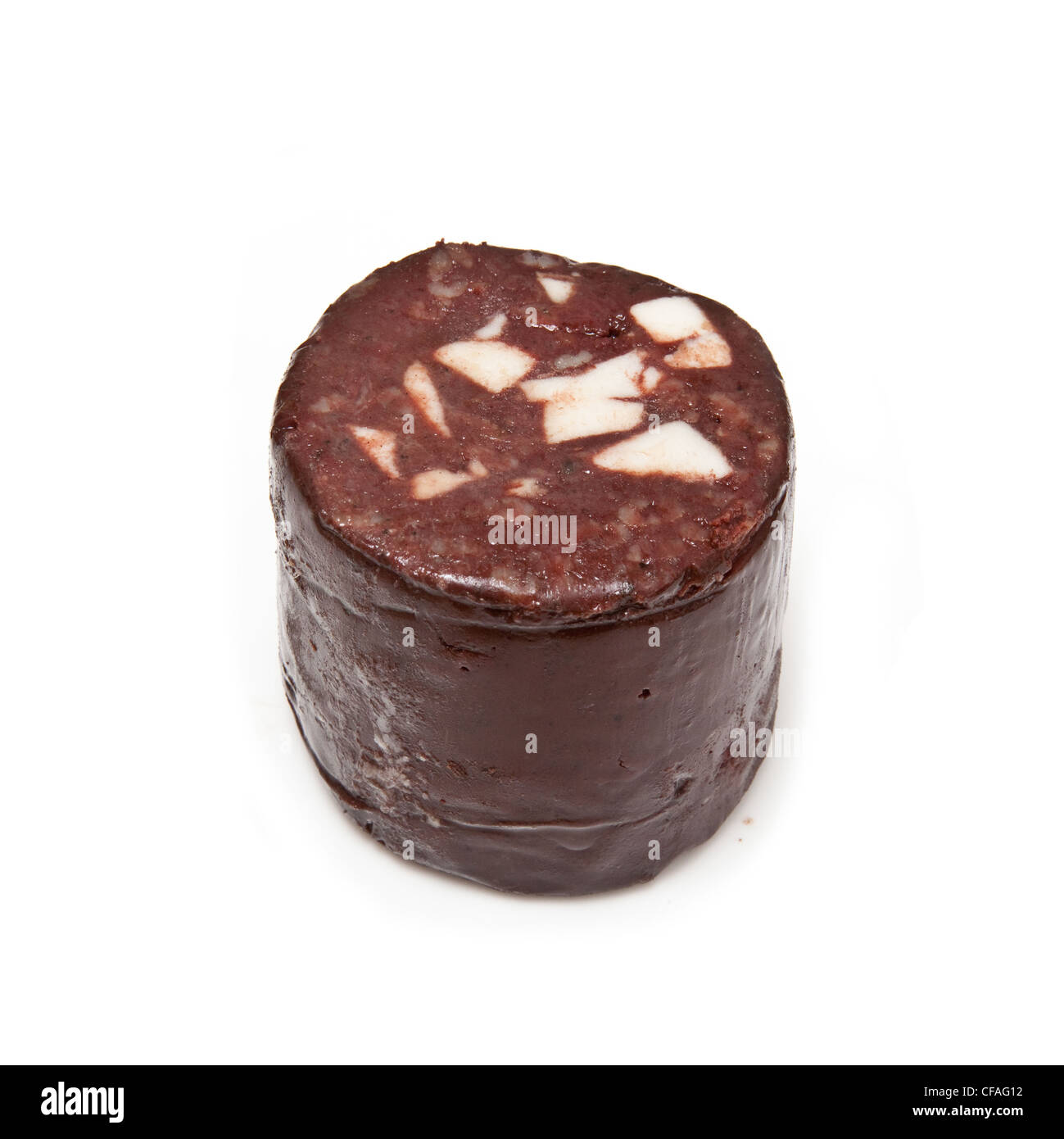 Black Pudding o salsicce di sangue isolato su un bianco di sfondo per studio. Foto Stock