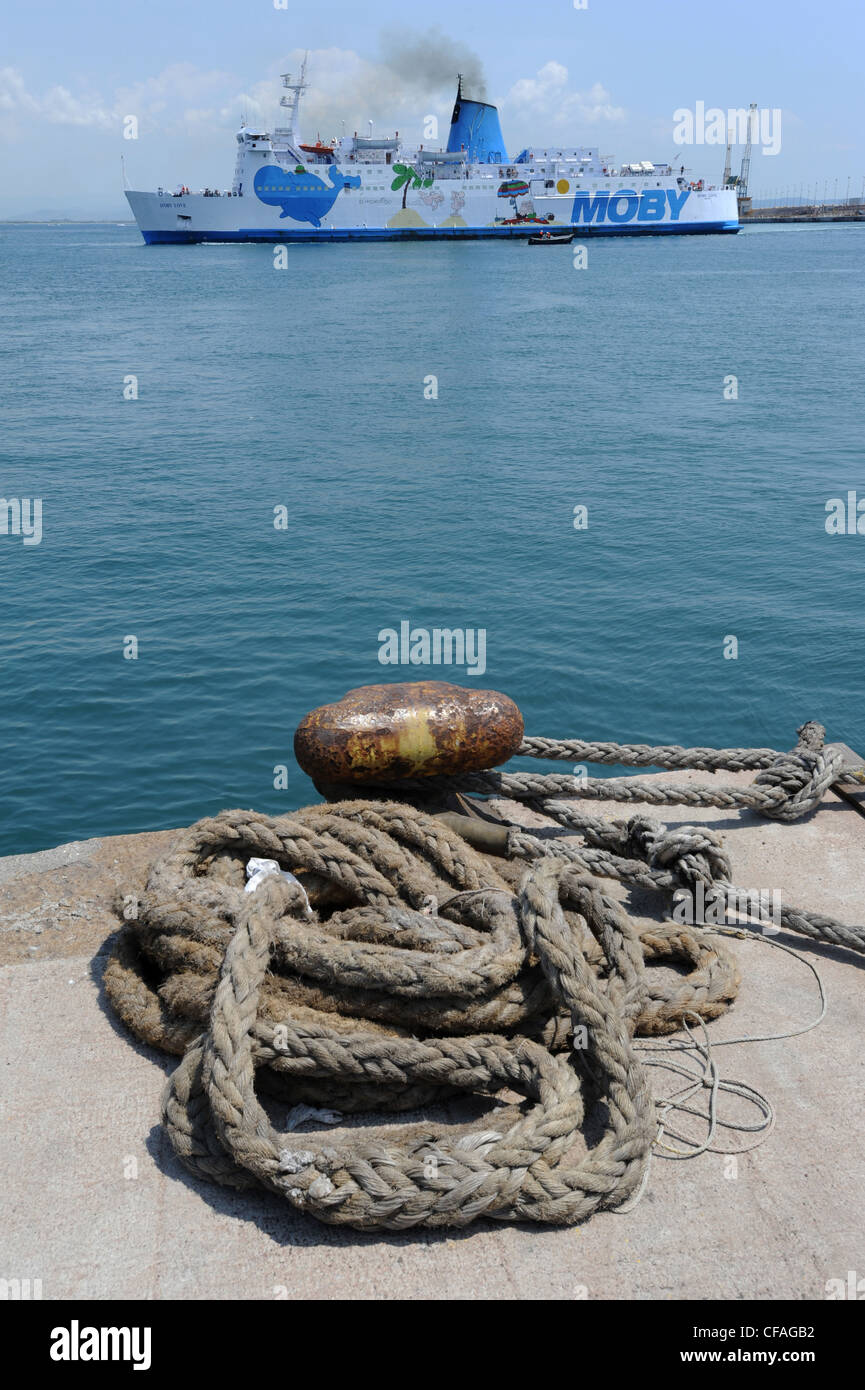L'Italia, Elba, Piombino, Porto, porto, nave, trasporti, freighter, spedizioniere, bollard, corda, Foto Stock