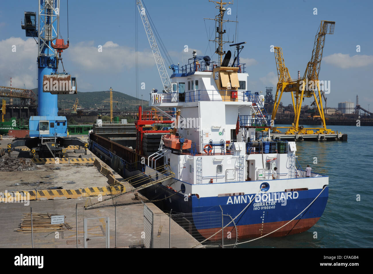 L'Italia, Elba, Piombino, Porto, porto, nave, trasporti, freighter, spedizioniere, gru, Foto Stock