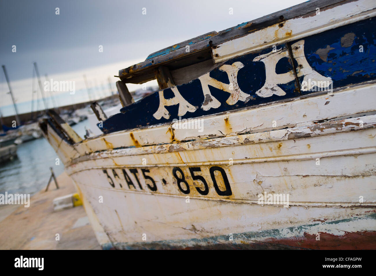 Una rovina e abbandonata la barca si trova affacciato su un porto. Foto Stock