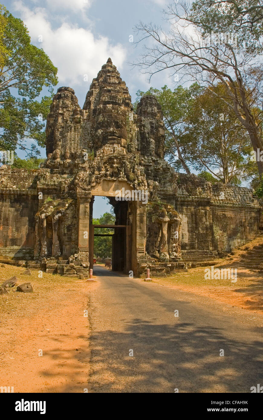 In una delle porte del tempio di Angkor Thom presso i templi di Angkor vicino a Siem Reap, Cambogia. Foto Stock