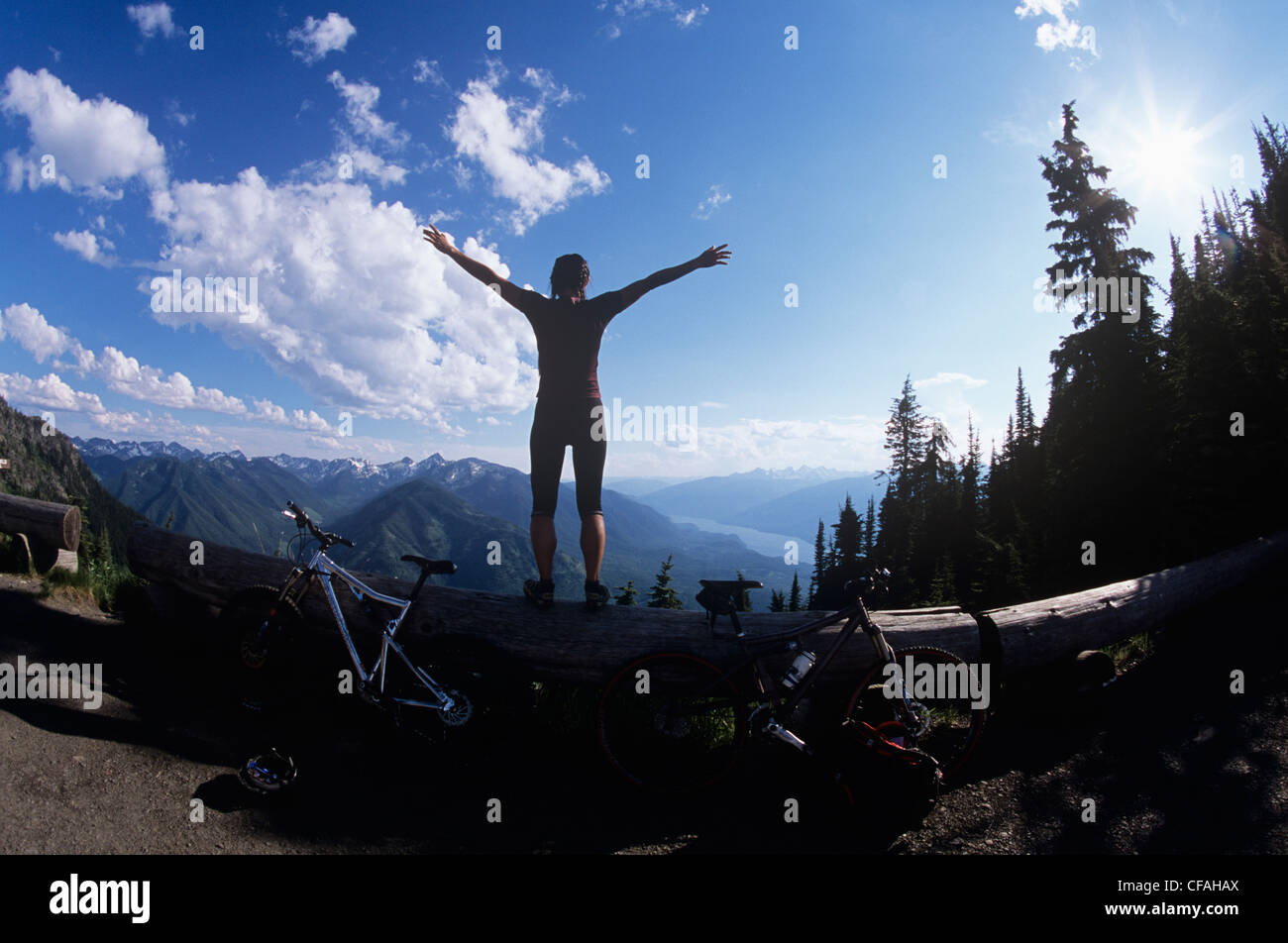 Donna prendendo in vista del picco di Idaho, Nuova Denver, British Columbia, Canada. Foto Stock
