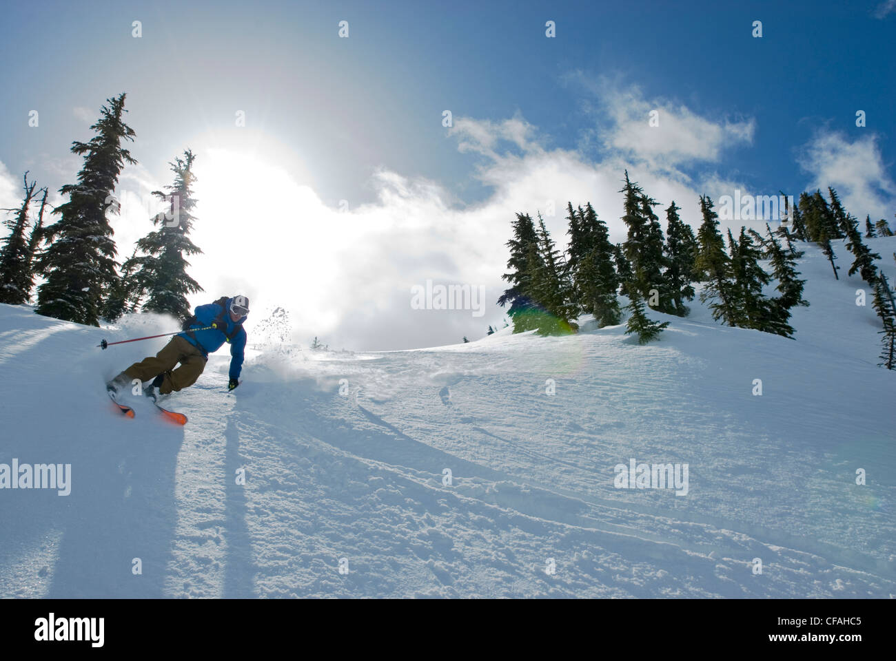 Sciatore voce verso il basso il lato nord di Iago picco, Cascade Mountains vicino al vertice di Coquihalla, British Columbia, Canada. Foto Stock