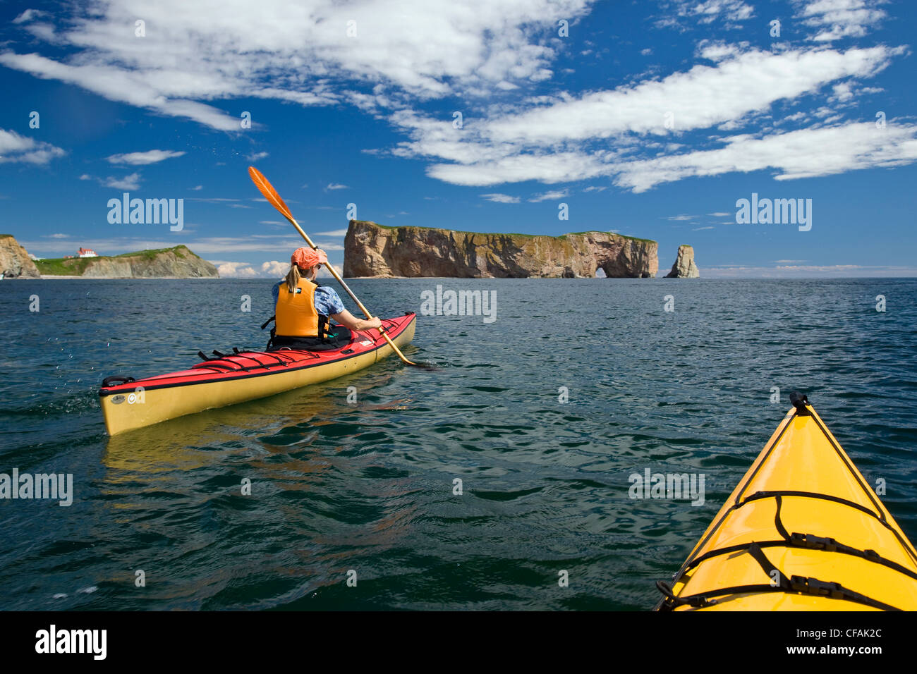 Sea-kayak vicino Perce Rock, Gaspe, Quebec, Canada. Foto Stock