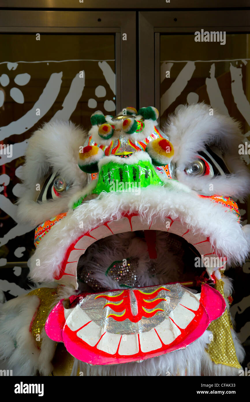 Maschera di drago /TESTA LEONE utilizzato per Dragon dance per celebrare il Capodanno cinese 2012 Sheffield South Yorkshire Inghilterra Foto Stock