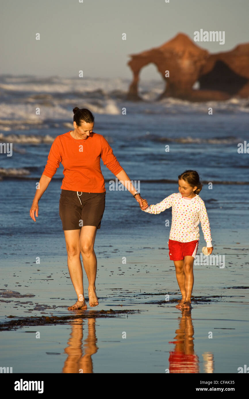 Giovane donna con la figlia in spiaggia al punto Profitts vicino Darnley, Prince Edward Island, Canada. Foto Stock