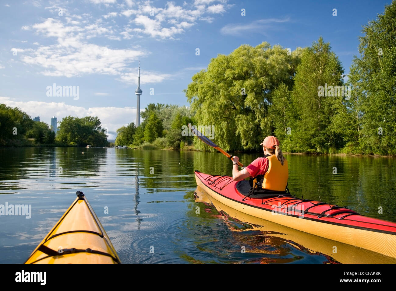 Sea-kayak intorno al centro isola nel porto di Toronto, Lago Ontario, Toronto, Ontario, Canada. Foto Stock