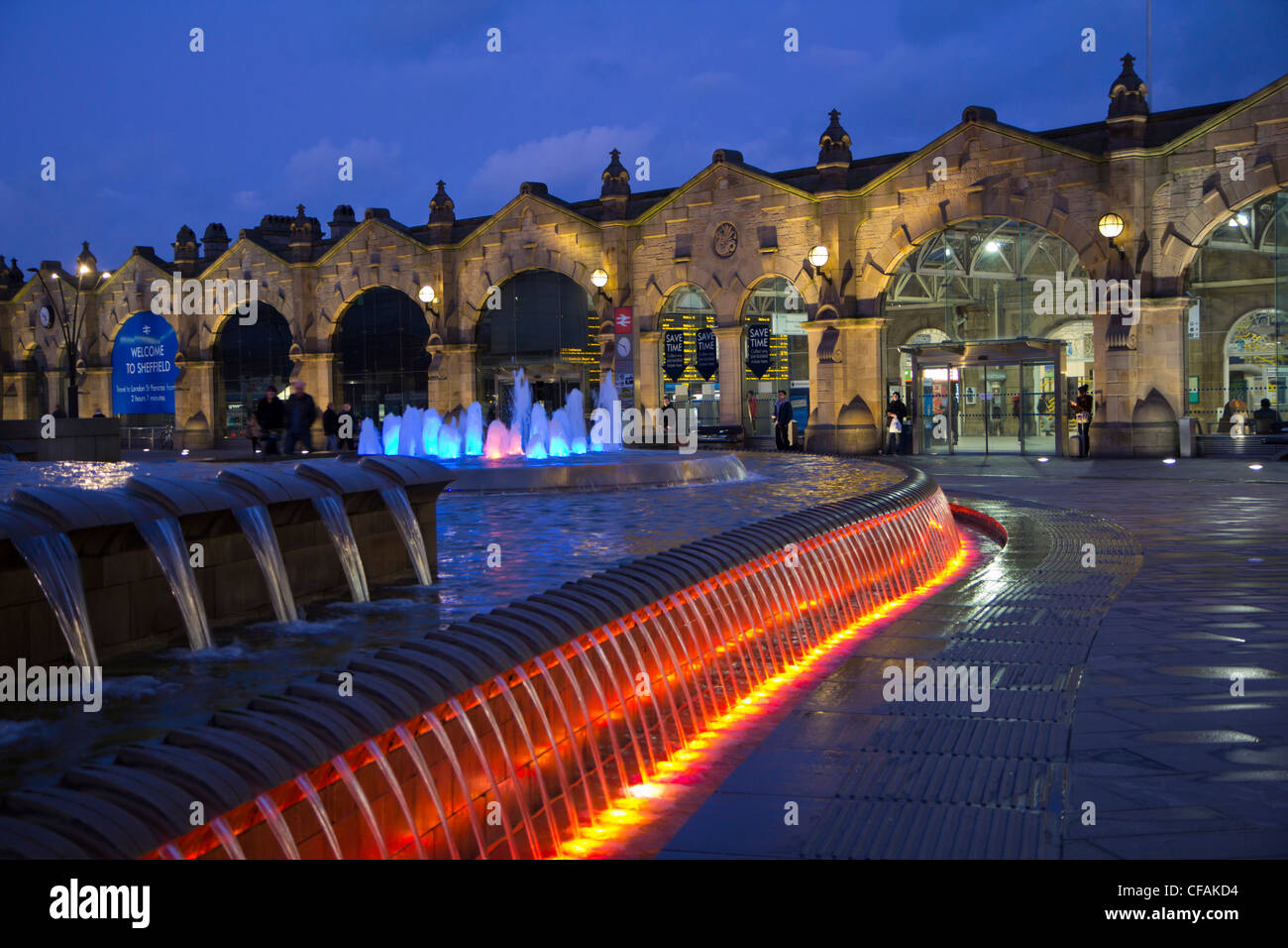 Sheffield stazione ferroviaria di notte con fontane illuminate e acqua includono South Yorkshire Inghilterra Foto Stock