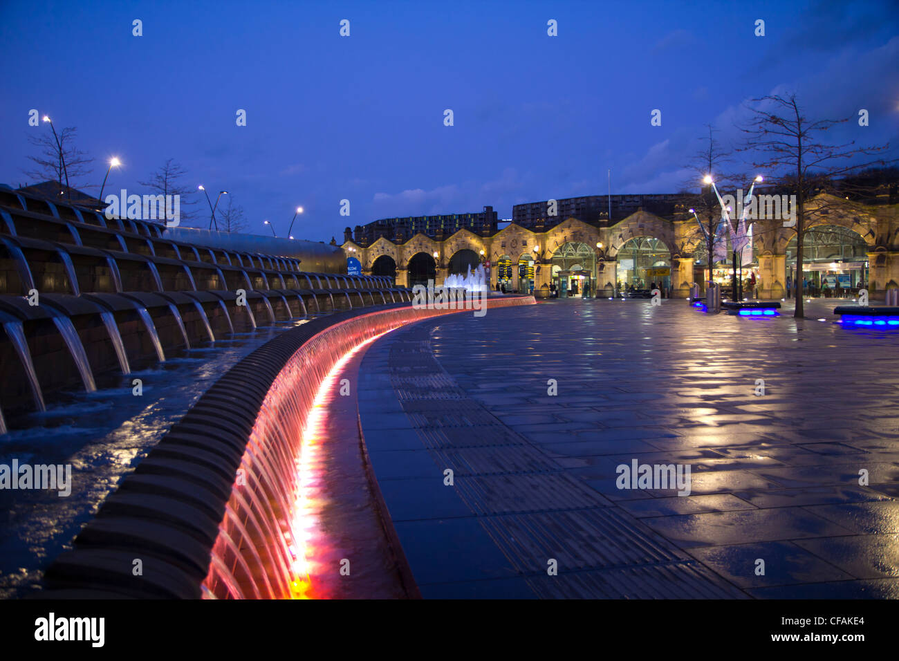 Sheffield stazione ferroviaria di notte con fontane illuminate e acqua includono South Yorkshire Inghilterra Foto Stock