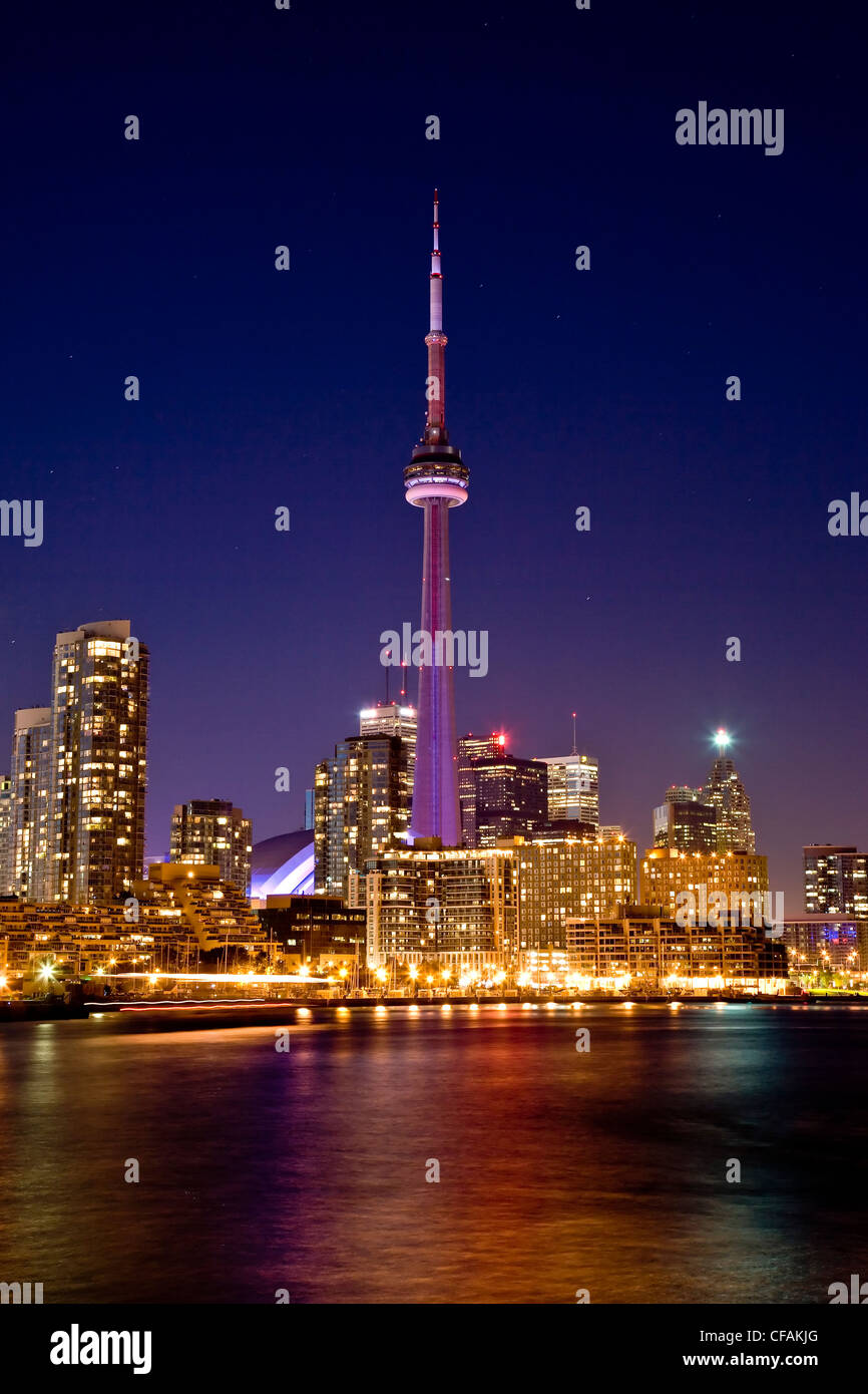 Toronto skyline notturno visto dall aeroporto dell'isola, Ontario, Canada. Foto Stock