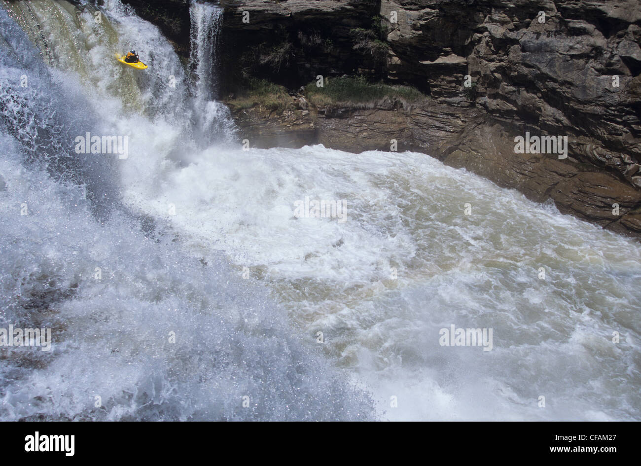 Kayaker paddling cascata sul fiume McCloud, nei pressi del Parco Nazionale di Jasper, Alberta, Canada Foto Stock