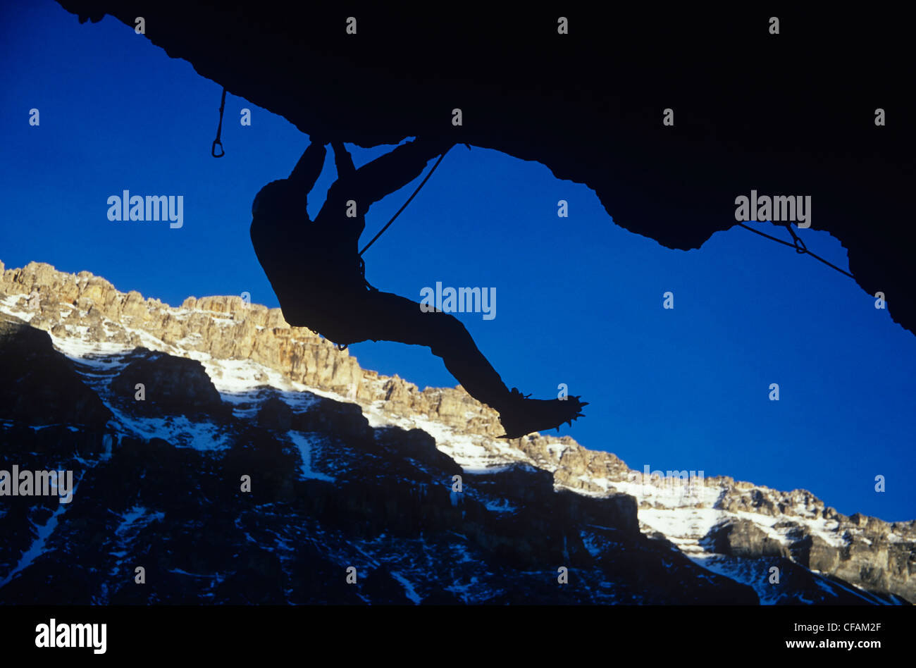 Rocciatore appesi da cliff, Alberta, Canada. Foto Stock