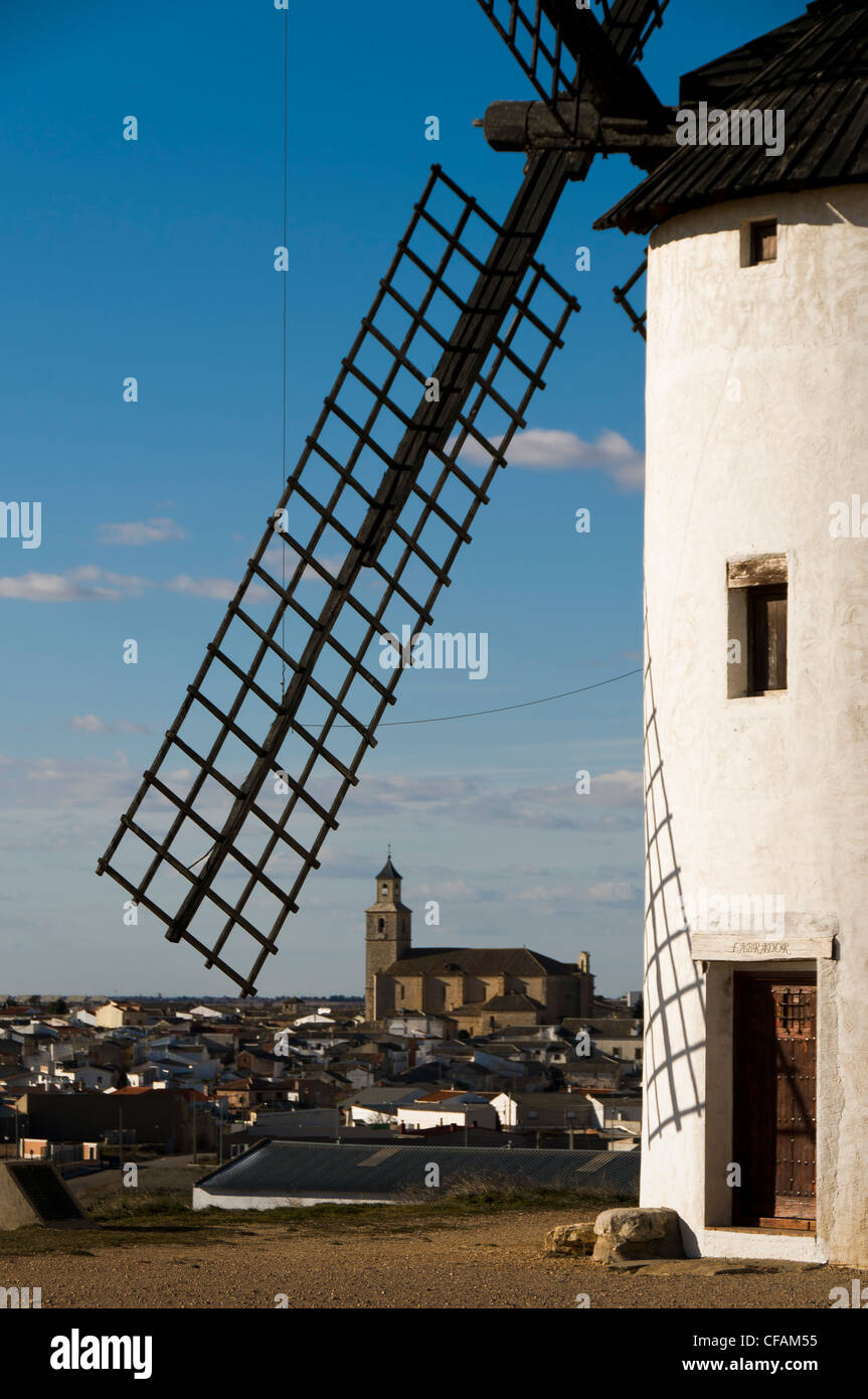 Un mulino a vento che si affaccia sulla città di Vilamayor de Santiago in La Mancha Foto Stock