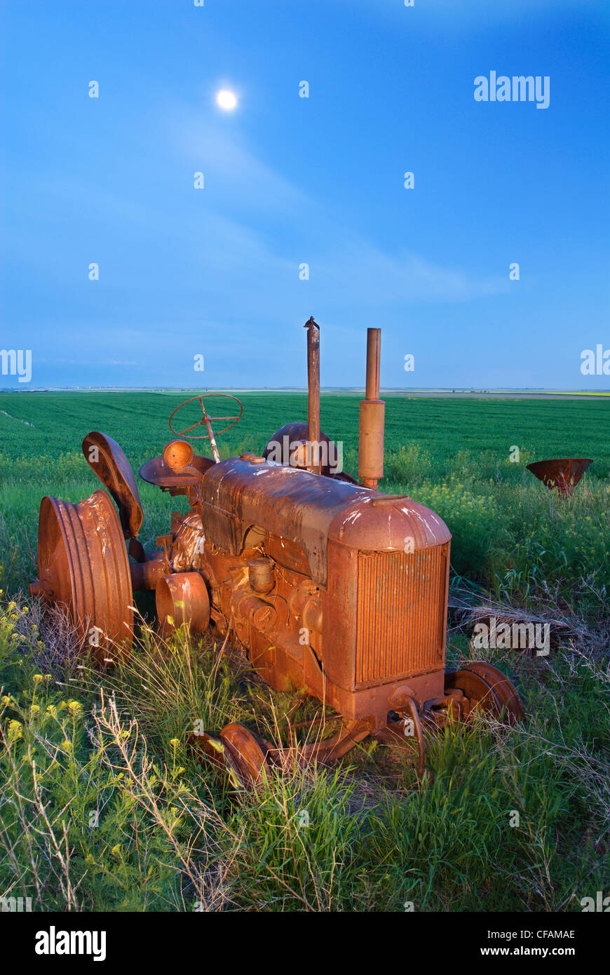 Vecchio trattore, vicino a capo, Saskatchewan, Canada Foto Stock