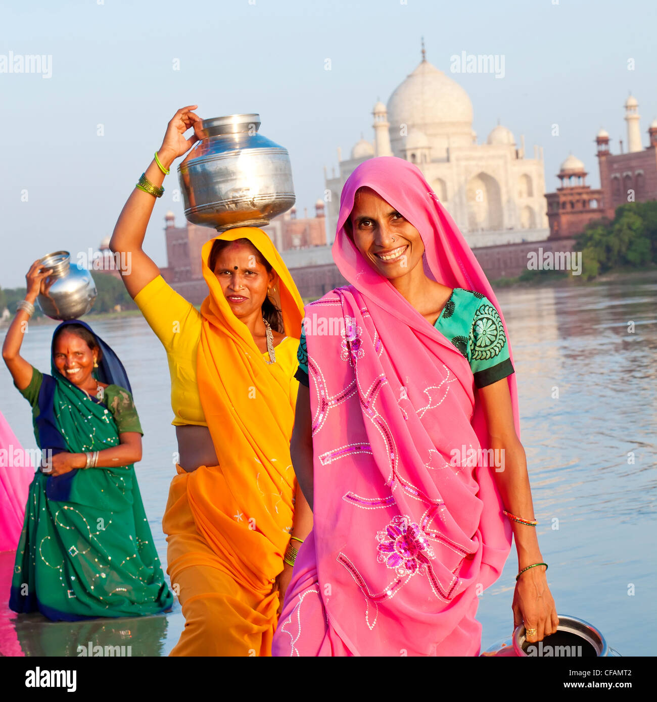 Taj Mahal, attraverso la Jumna Yamuna (Fiume), le donne in sari colorati per la raccolta delle acque, Agra, nello stato di Uttar Pradesh, India Foto Stock