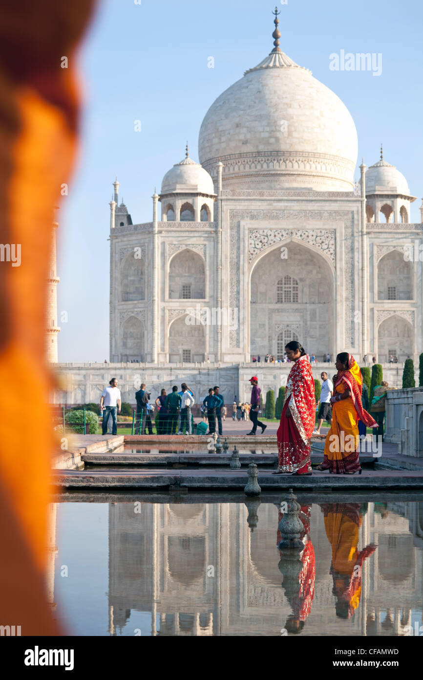 Taj Mahal, Sito Patrimonio Mondiale dell'UNESCO, le donne in sari colorati, Agra, nello stato di Uttar Pradesh, India, Asia Foto Stock