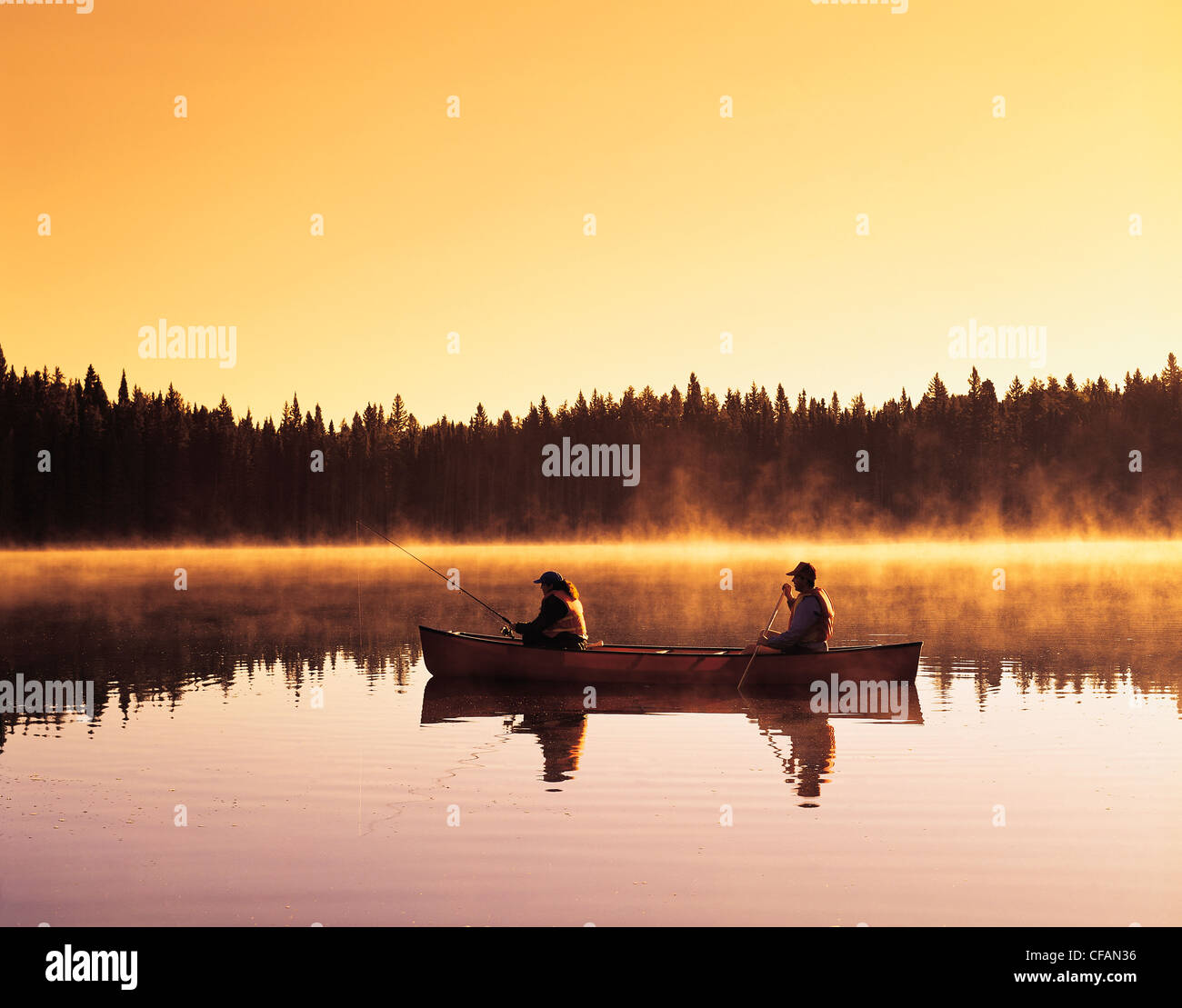 Paio di canottaggio e pesca, Lago di Persico, anatra montagna Parco Provinciale, Manitoba, Canada Foto Stock