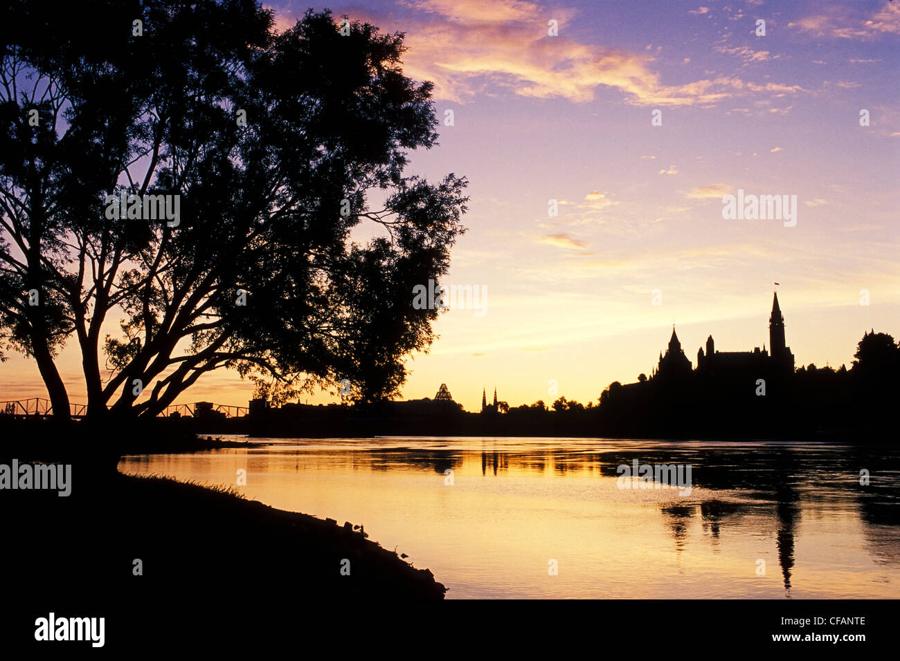 Sunrise silhouette di edifici del Parlamento e il fiume Ottawa, Ottawa, Ontario, Canada Foto Stock