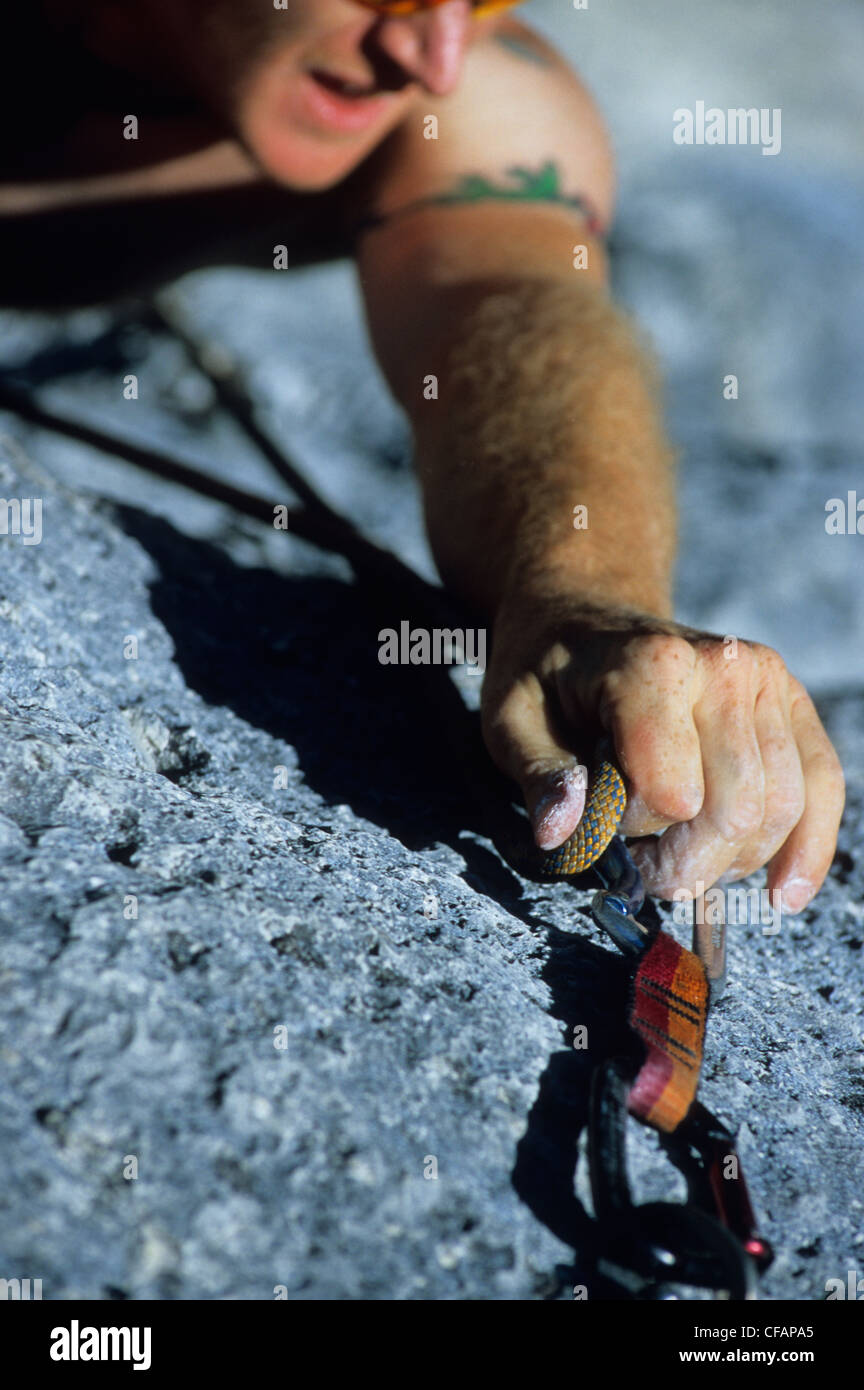 Un scalatore di clipping in, Acephale, montagne rocciose, Alberta, Canada Foto Stock