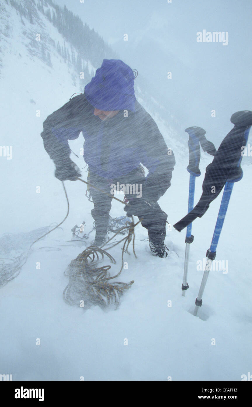 Scalatore belaying percorso di ghiaccio feroce Condizioni neve Foto Stock