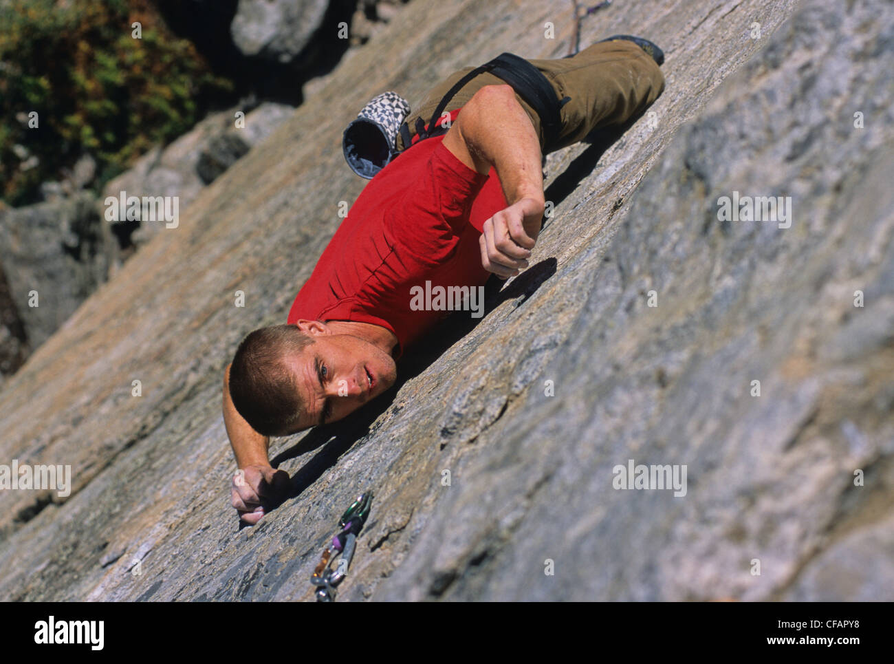 Rocciatore, Doug Orr, arrampicata naturopata Distanza: 5,11b sulla racla da parete, a Skaha Bluffs, Penticton, British Columbia, Canada Foto Stock