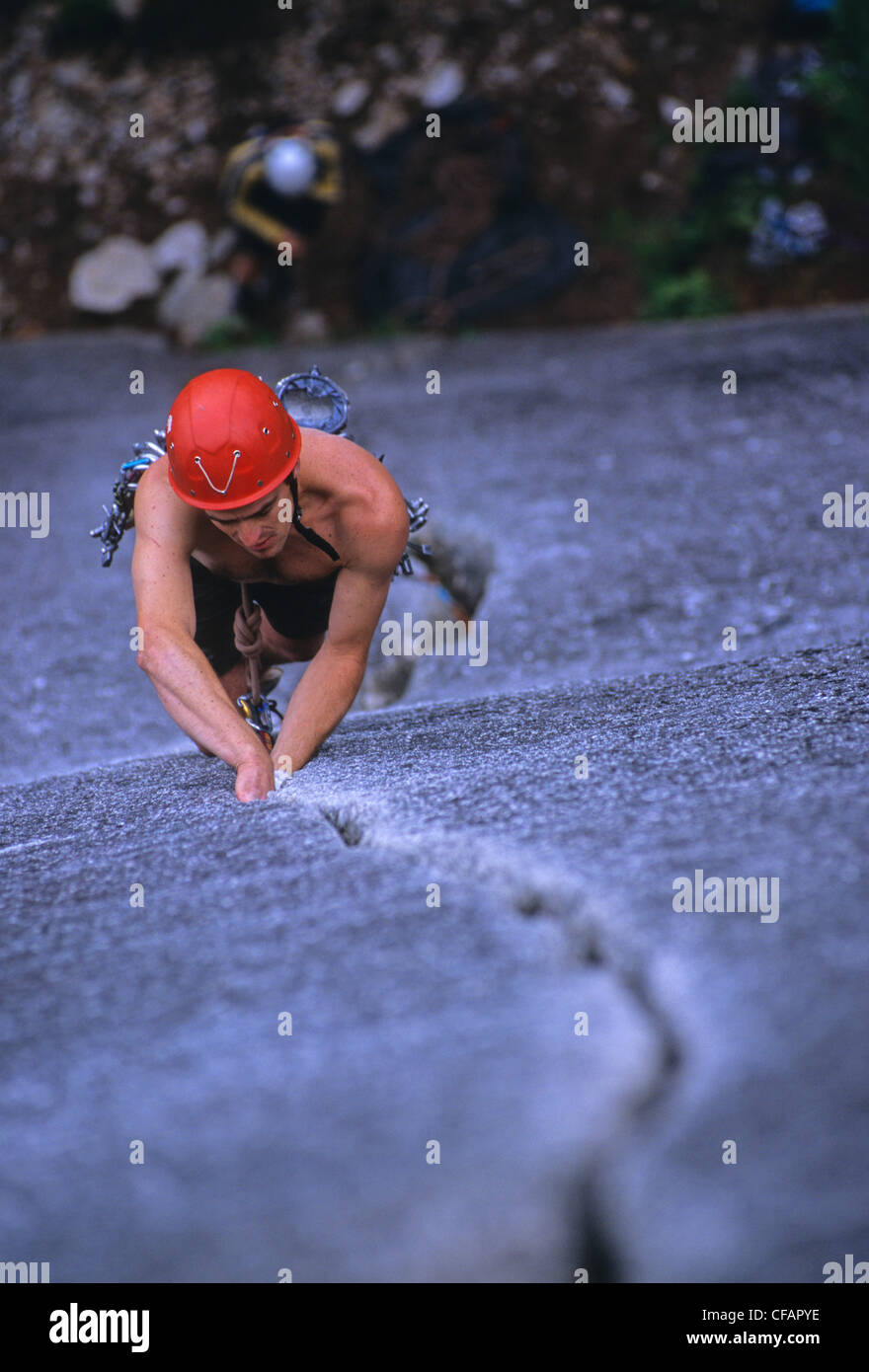 Rocciatore, Doug Orr, condito di arrampicata al sole nella Stawamus Chief Parco Provinciale, Squamish, British Columbia, Canada Foto Stock