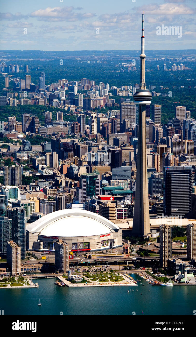 La CN Tower e il Rogers Centre nel centro cittadino di Toronto, Ontario, Canada Foto Stock