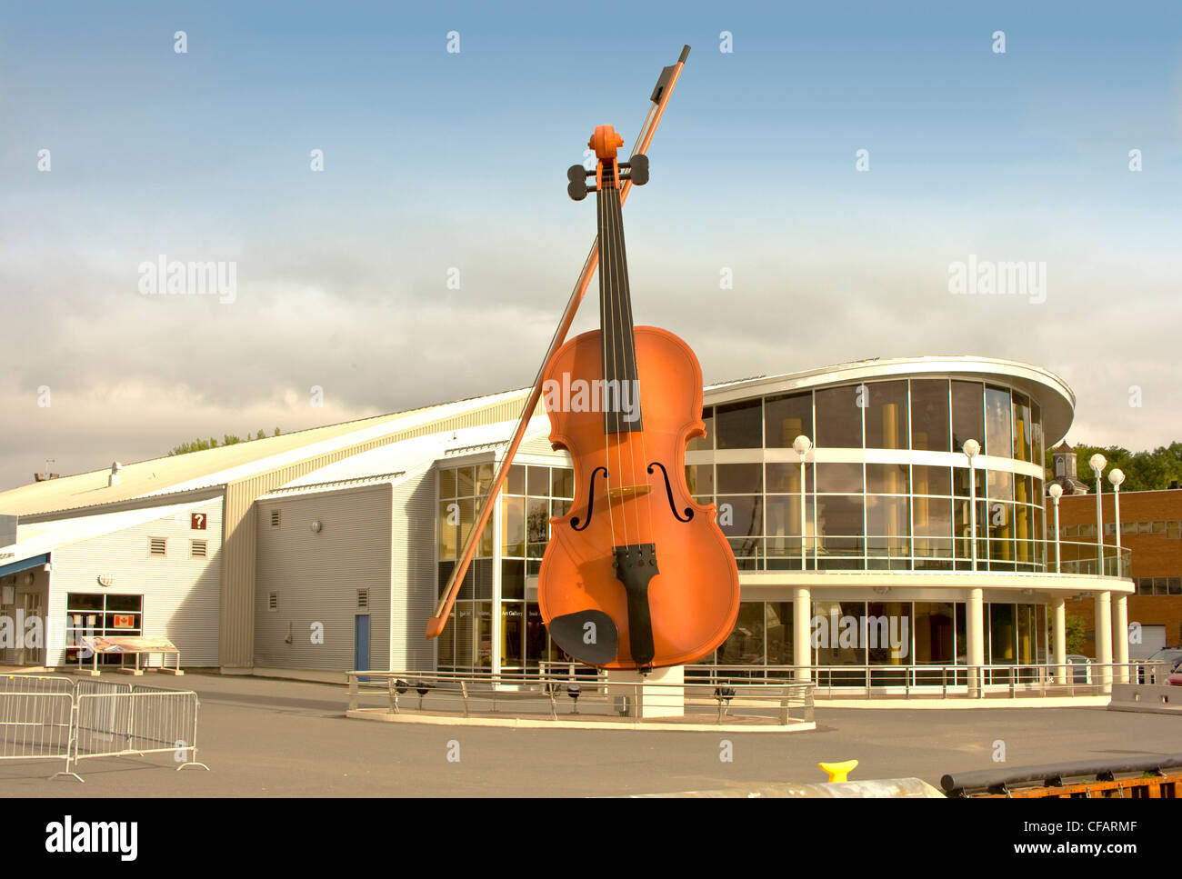 Più grande del mondo Ceilidh fiddle, Sydney, Cape Breton, Nova Scotia, Canada. Foto Stock