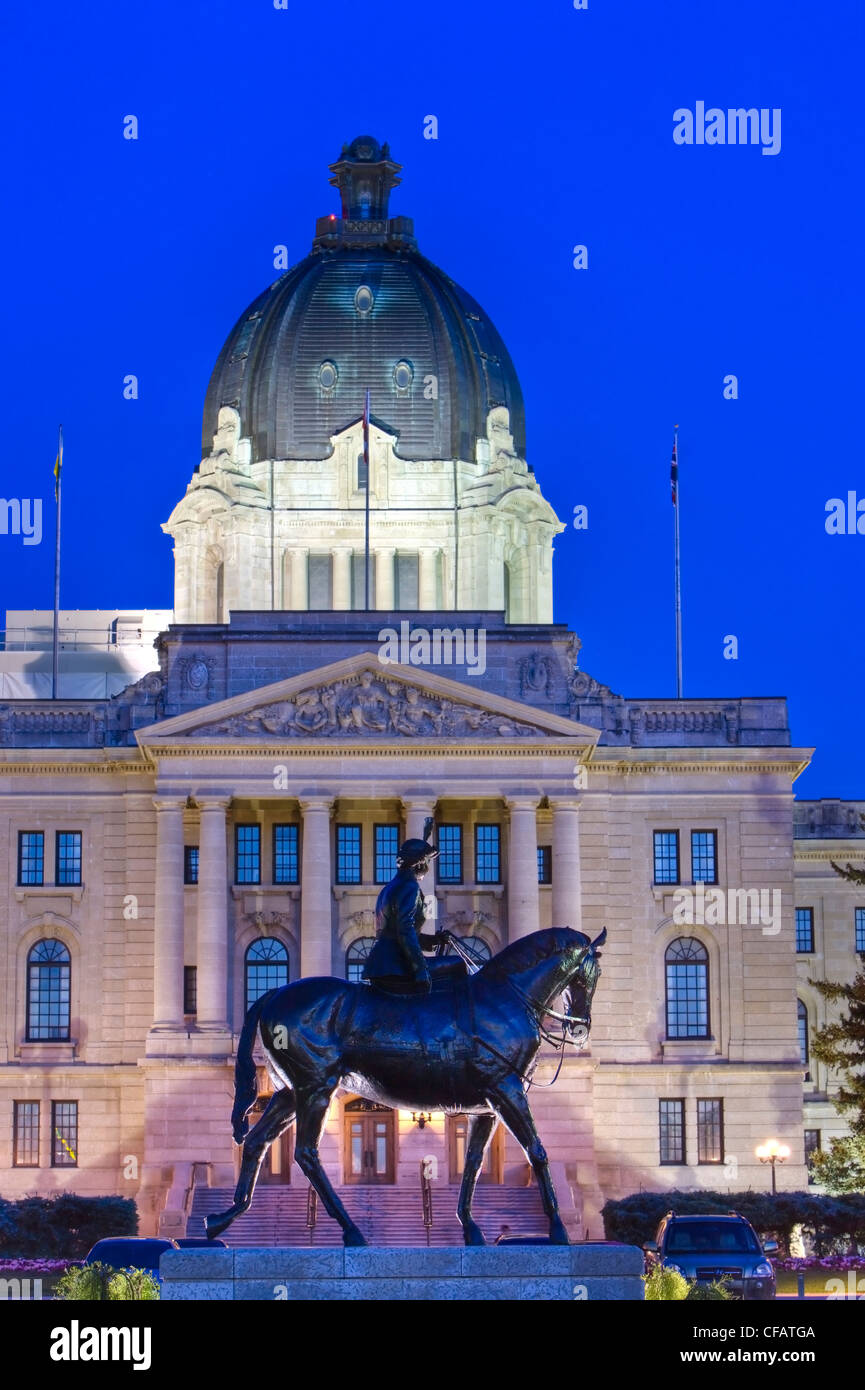 Statua della Regina Elisabetta II e il Palazzo Legislativo al crepuscolo in Regina, Saskatchewan, Canada Foto Stock