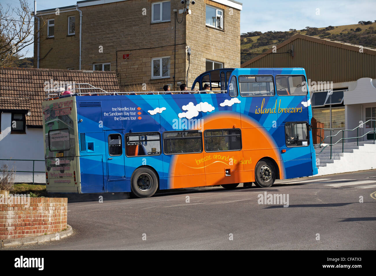 Fai un giro sull'autobus scoperto dell'isola di Alum Bay, Isle of Wight, Hampshire UK in aprile Foto Stock