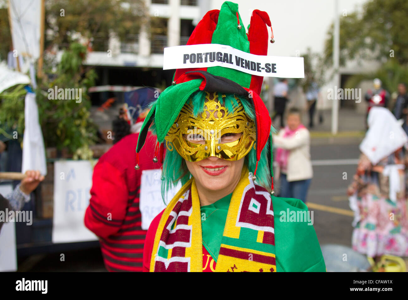 Una persona che partecipano a una sfilata di carnevale con un segno del Portogallo per la vendita , Funchal, Madeira, Portogallo Foto Stock
