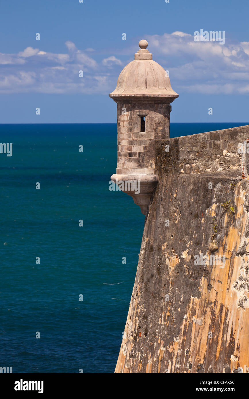 La vecchia San Juan, Puerto Rico - garitta affacciato sul porto di Castillo San Felipe del Morro, la storica fortezza. Foto Stock