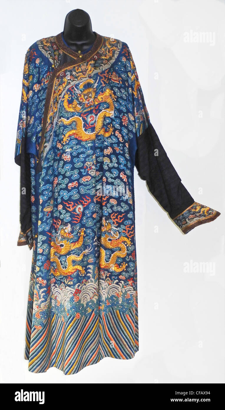 Un dragone cinese Robe ricoprire dalla dinastia Qing del XIX secolo. E tessuti ricamati con filo di oro e di seta raffiguranti nove draghi. Foto Stock