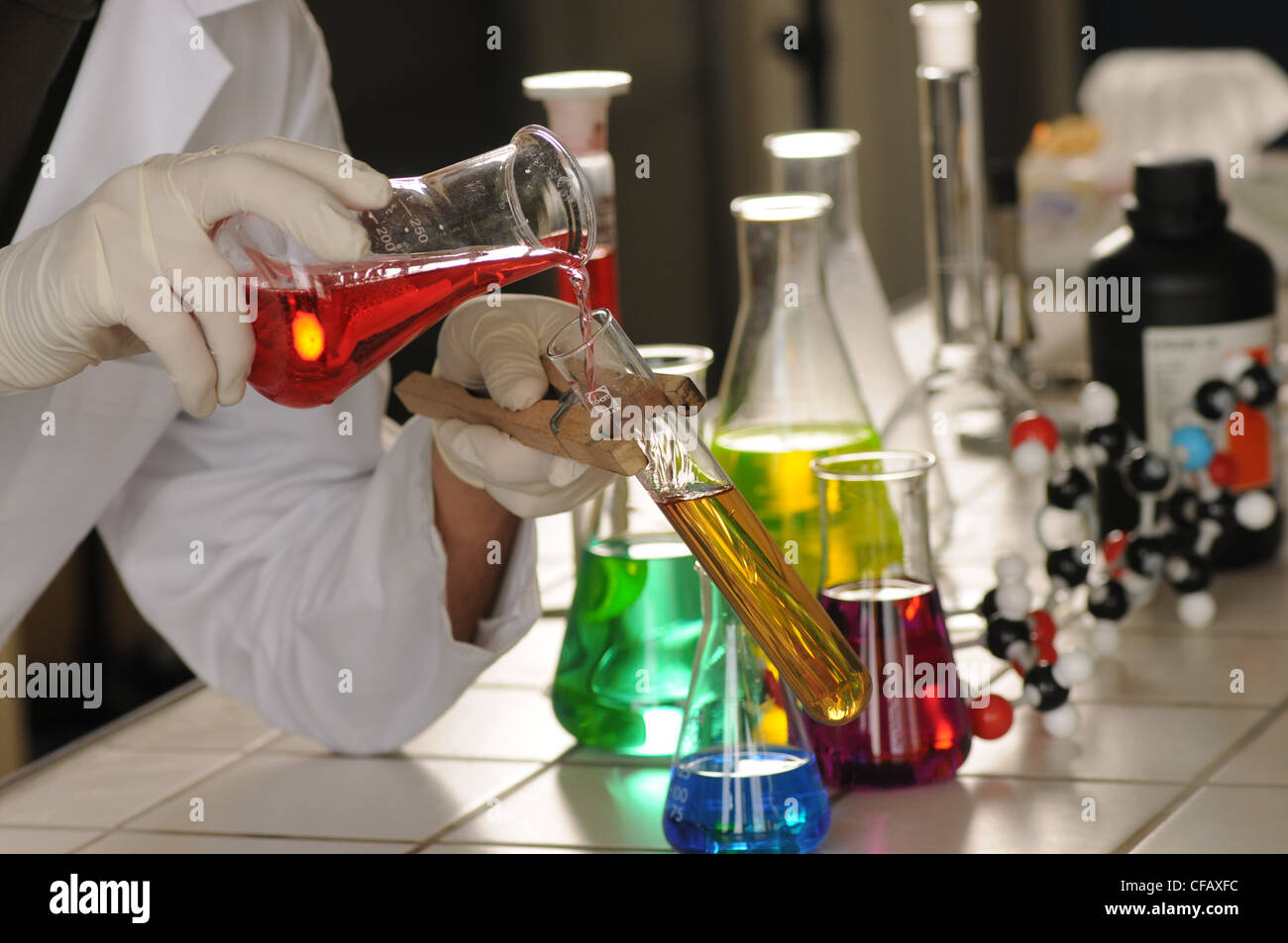 L'uomo, ricerca, insegnante di chimica, laboratorio, formule, esperimento, la scienza, la scuola, l'istruzione, i prodotti chimici Foto Stock