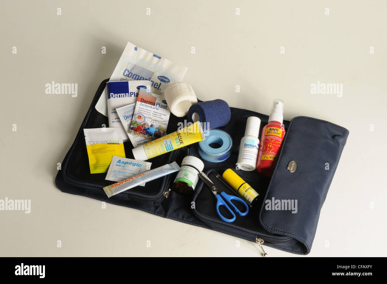 Farmaci, kit di primo soccorso, viaggio malattia, infortuni, cerotto, Foto Stock